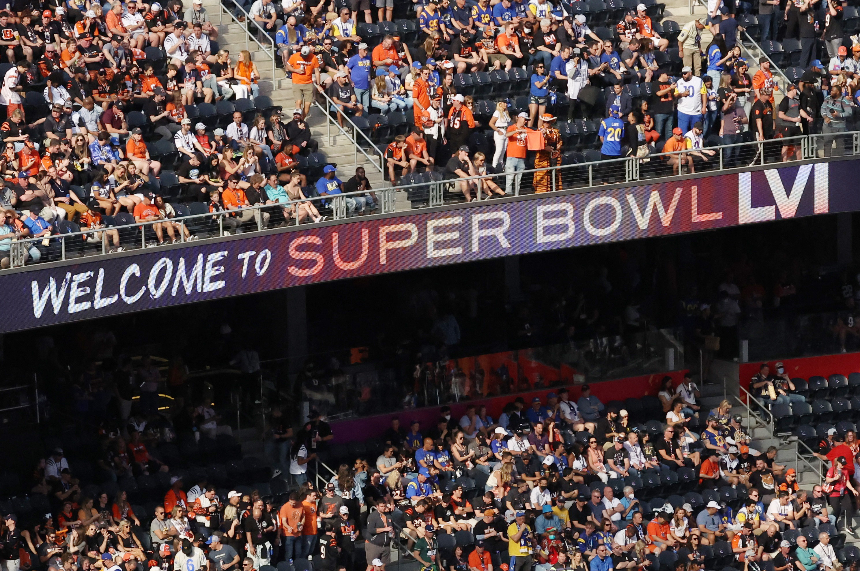 Super Bowl fan experience, Security lines, Reuters coverage, Energetic atmosphere, 2980x1980 HD Desktop