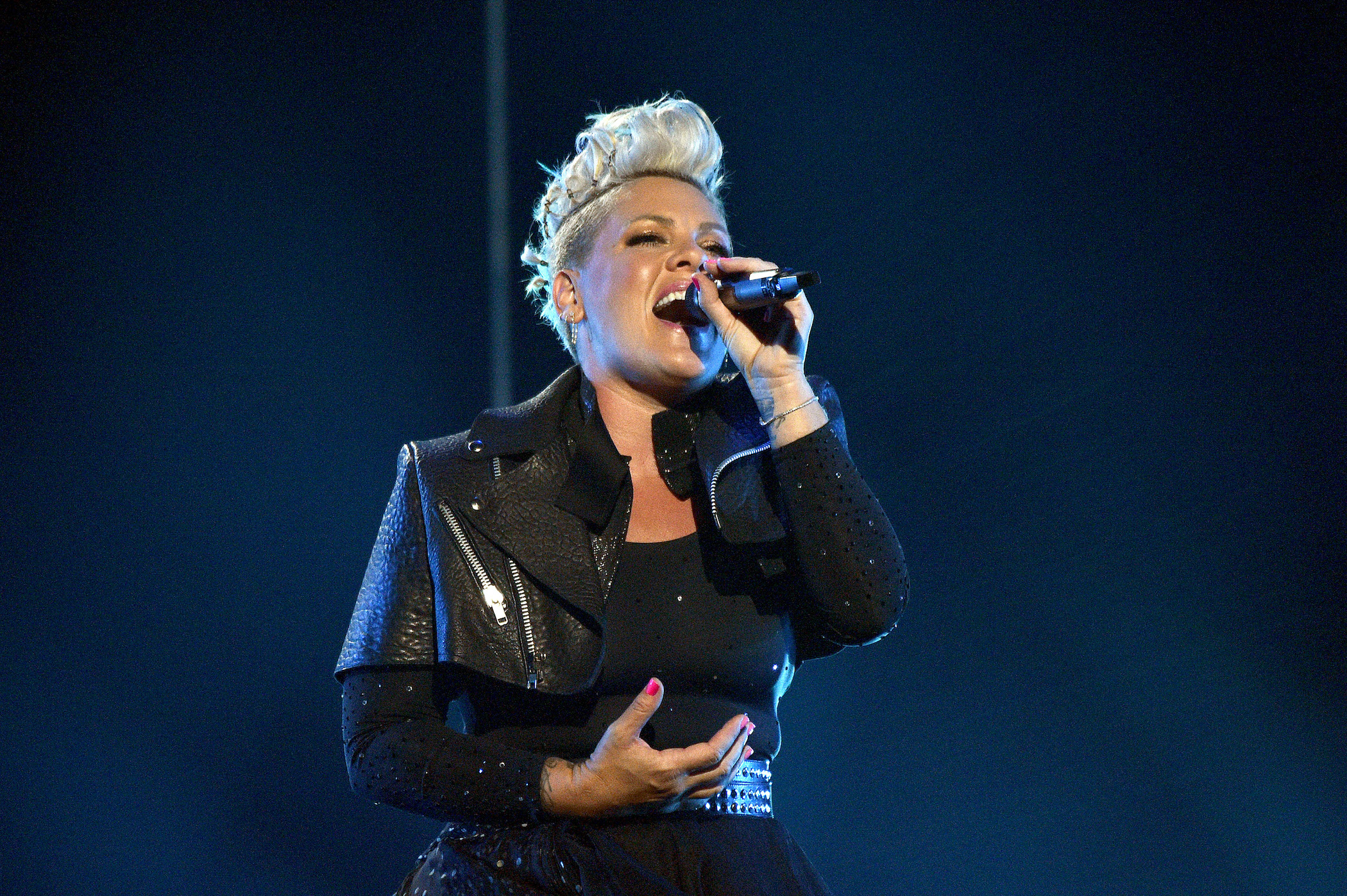 P!nk, Tires slashed, Holiday stress, 2100x1400 HD Desktop