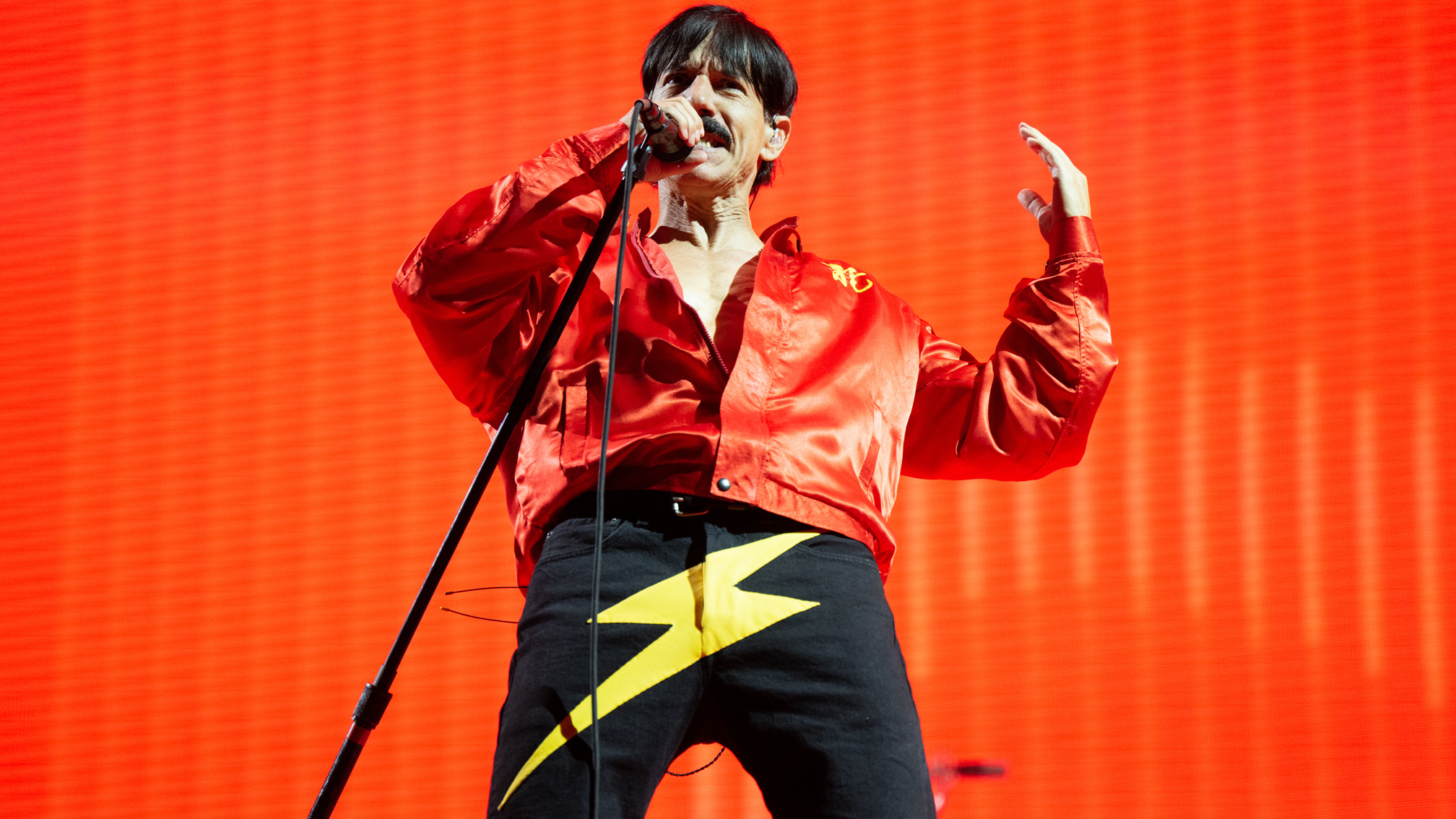 Anthony Kiedis, Red Hot Chili Peppers, Live review, Barcelona concert, 2020x1140 HD Desktop