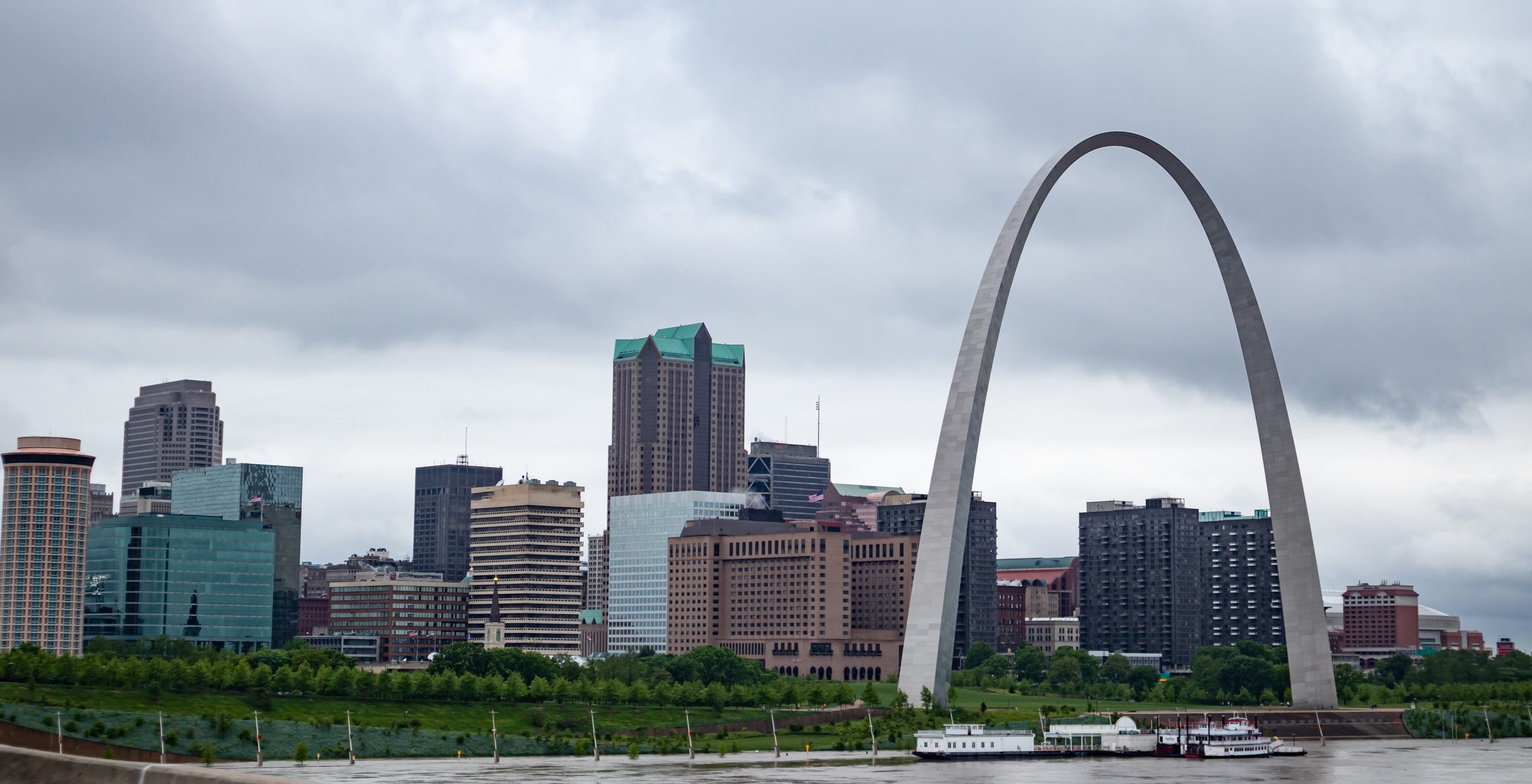 Gateway Arch, St. Louis, Car shooting incident, Tragic death, 2420x1240 HD Desktop