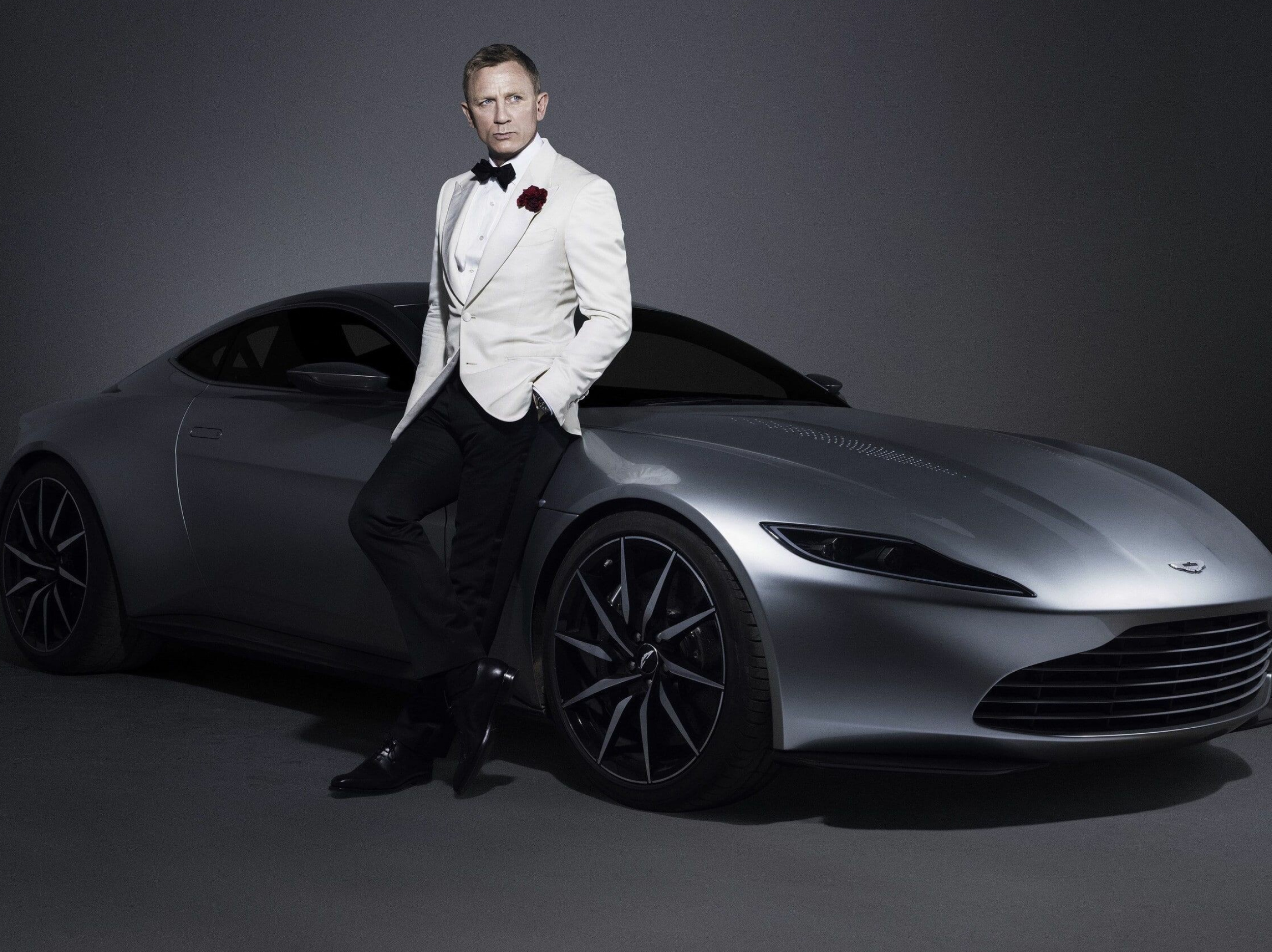 Daniel Craig James Bond, Aston Martin car, Simple background, Celebrity, 2500x1880 HD Desktop