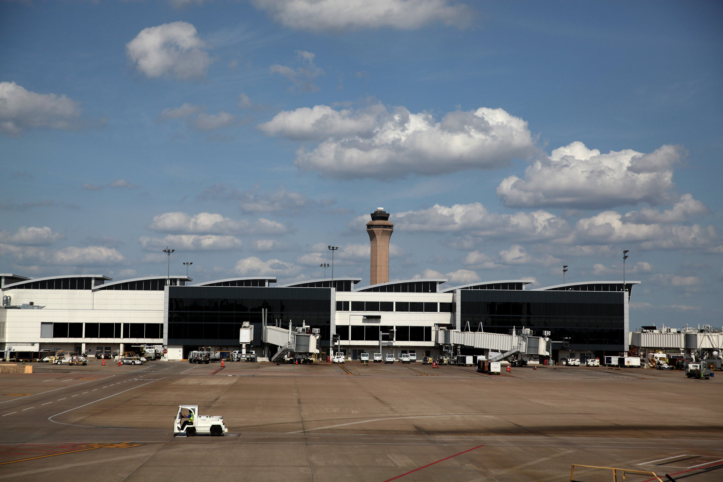 George Bush Intercontinental Airport, Diverted flight, Unruly passengers, Passenger safety, 2500x1670 HD Desktop