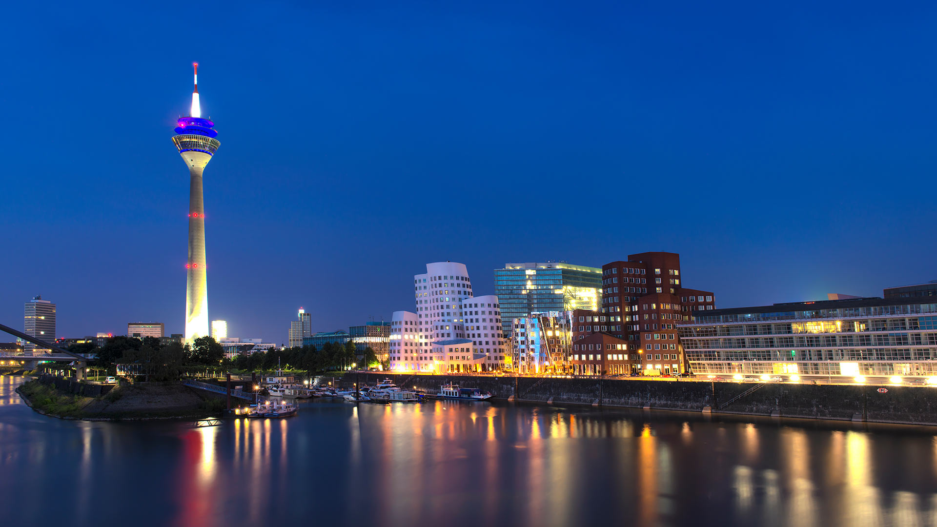 Dusseldorf Skyline, Exhilarating sports experiences, City of Dusseldorf, Cultural exploration, 1920x1080 Full HD Desktop