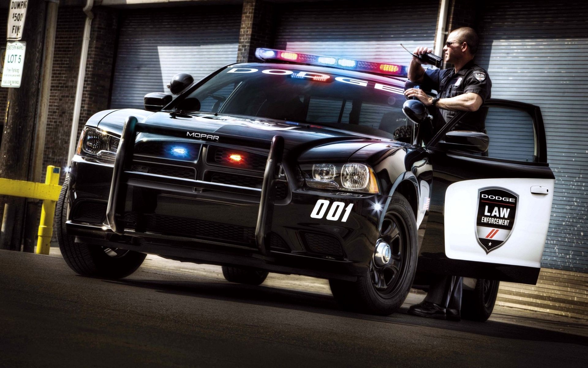 Dodge Charger Pursuit police car, Police officer with radio, Flashing emergency light bar, HD Desktop wallpaper