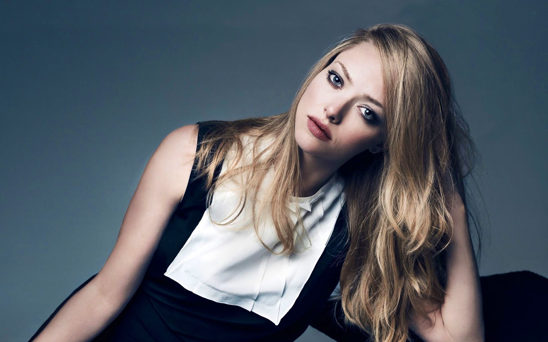 Amanda Seyfried, black white bib dress, long blonde hair, HD Desktop wallpaper