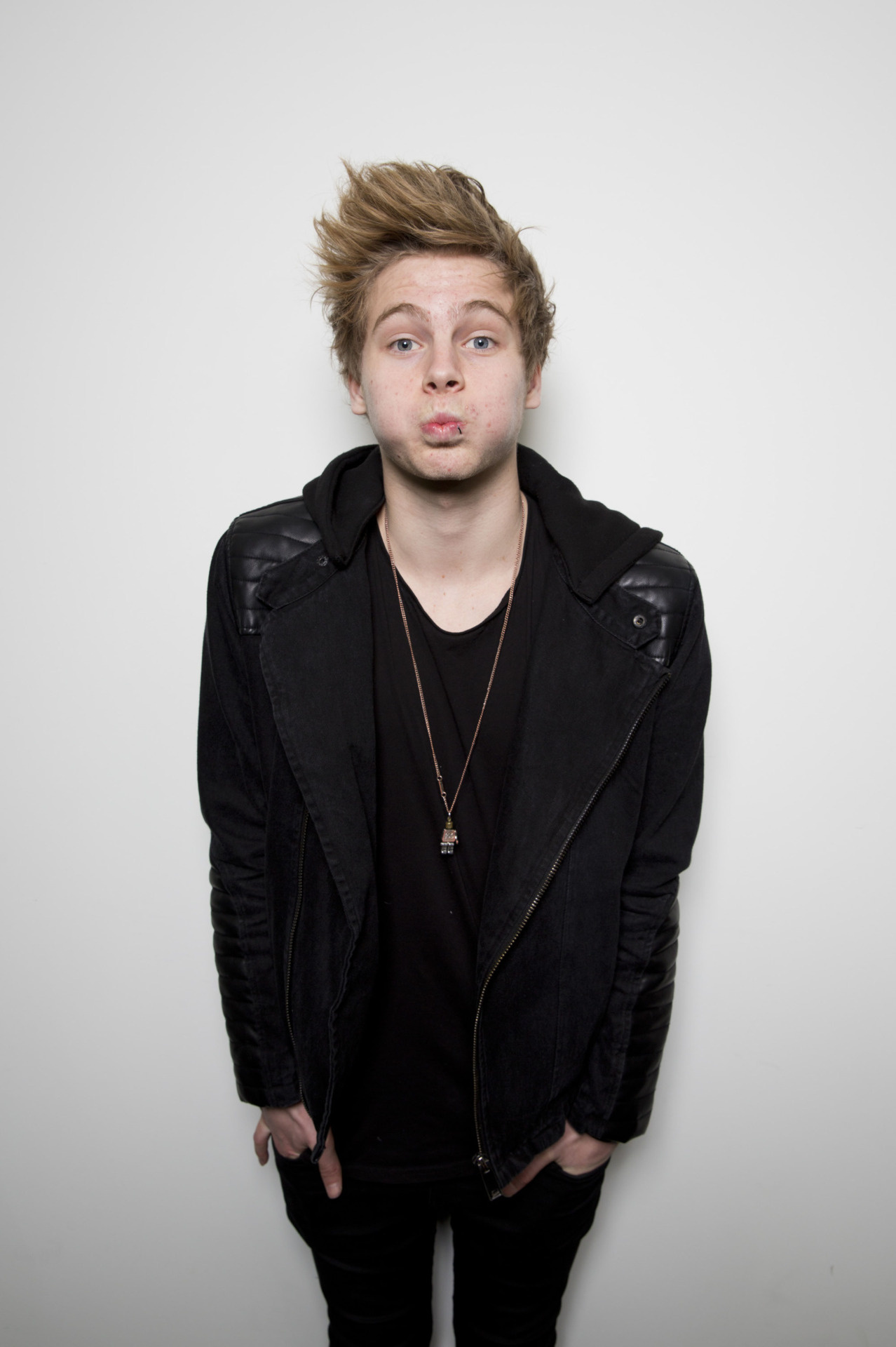 Luke Hemmings, 98 wallpapers, Music, 1280x1920 HD Phone