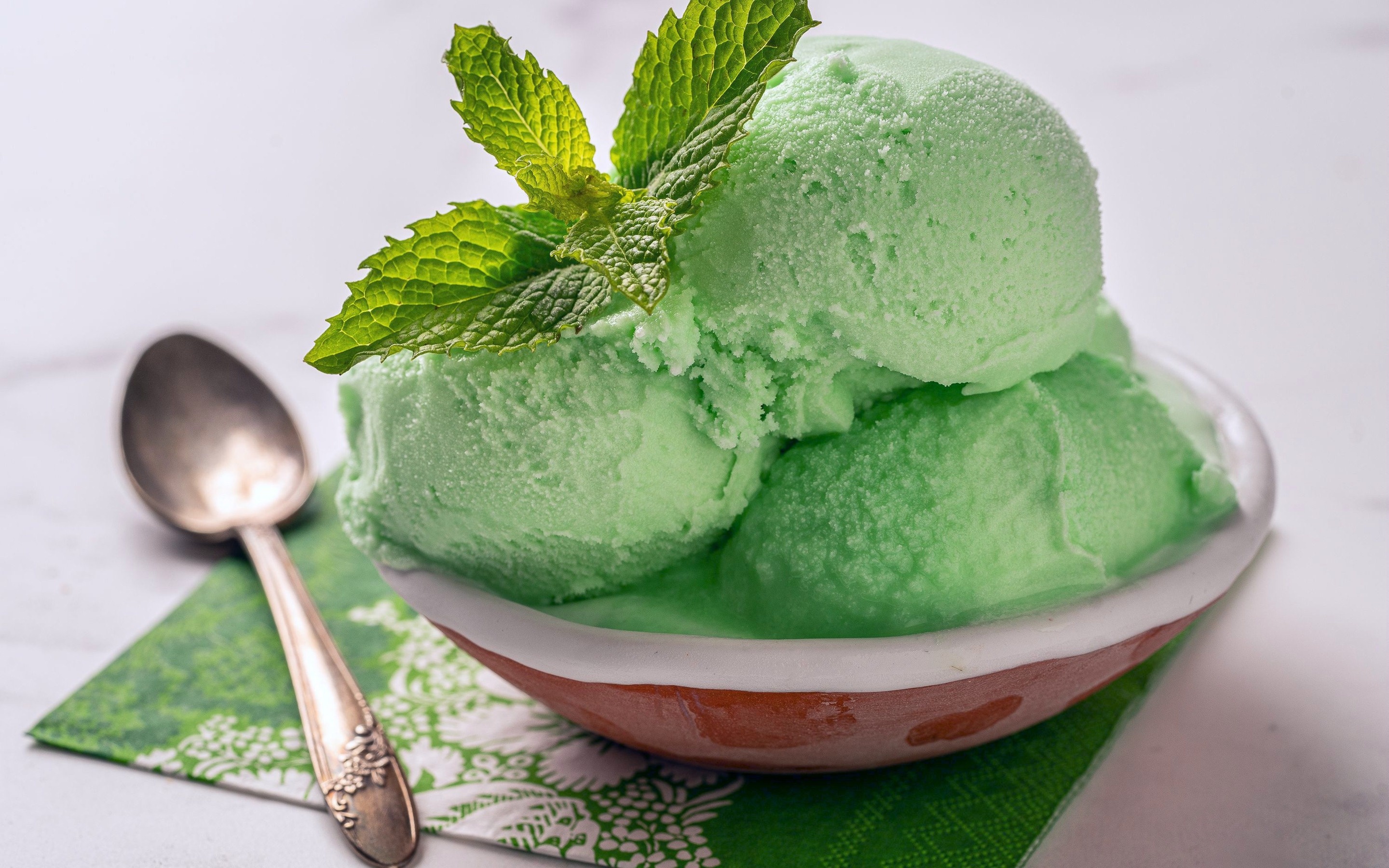 Mint-flavored ice cream, Cool sensations, Refreshing dessert, Creamy frozen treat, 2880x1800 HD Desktop