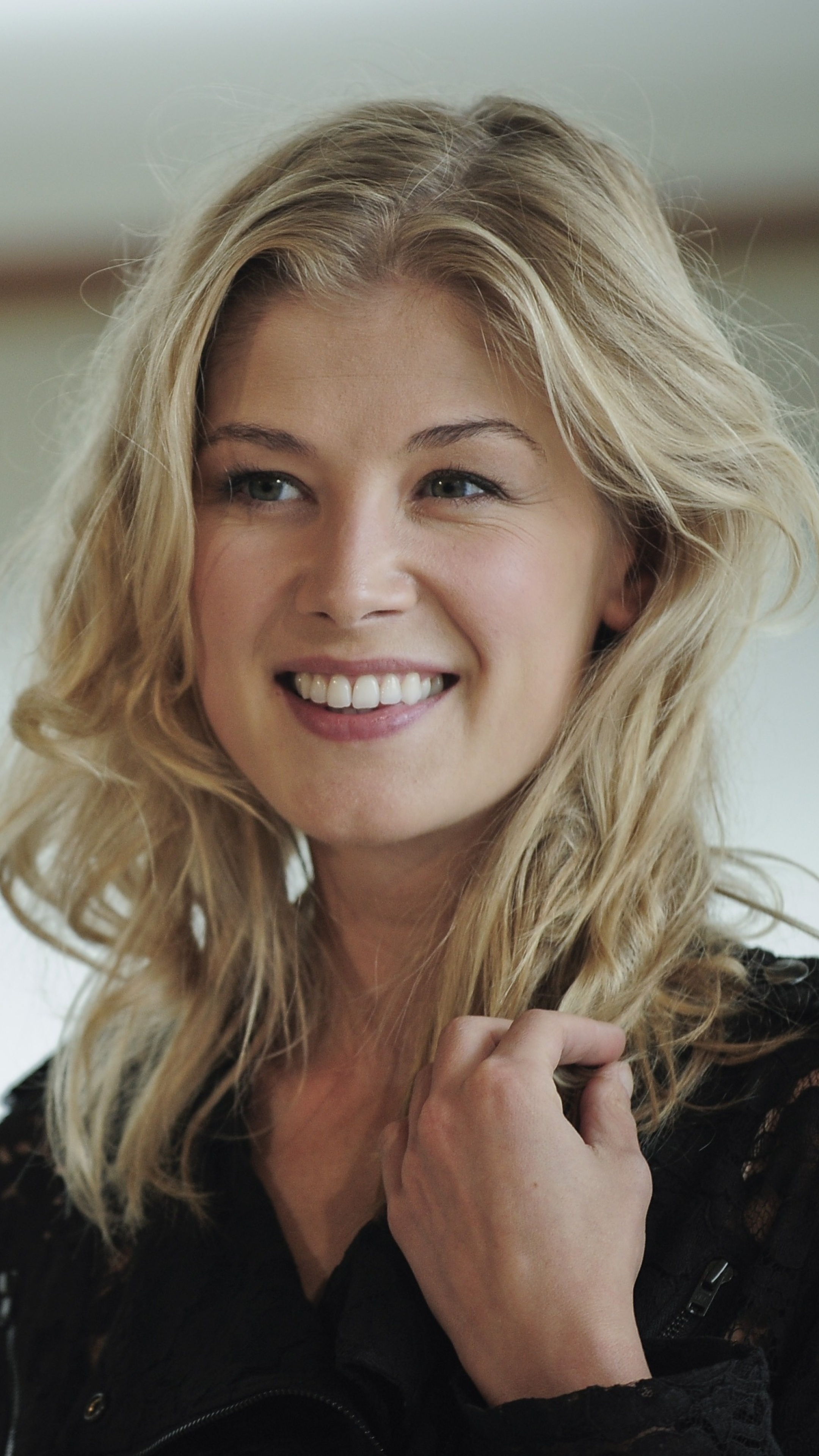 Rosamund Pike, Movies, Sony Xperia, HD, 2160x3840 4K Phone