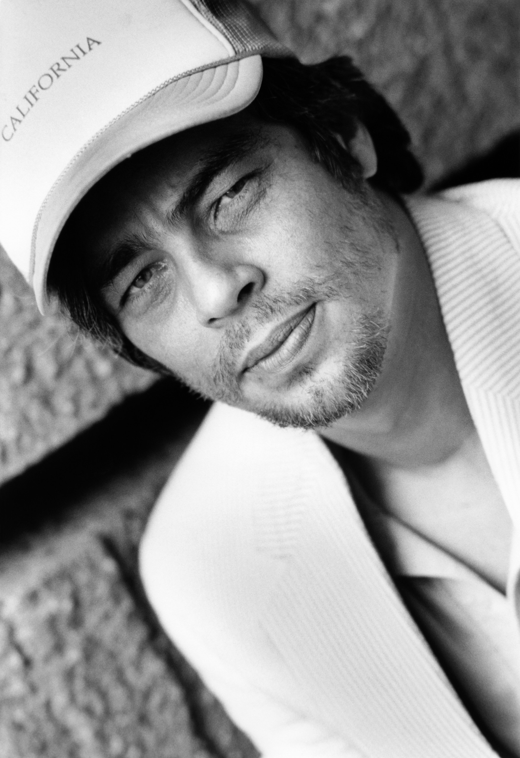 Benicio Del Toro, Fan favorite, Recognizable face, Memorable performance, 1760x2560 HD Phone