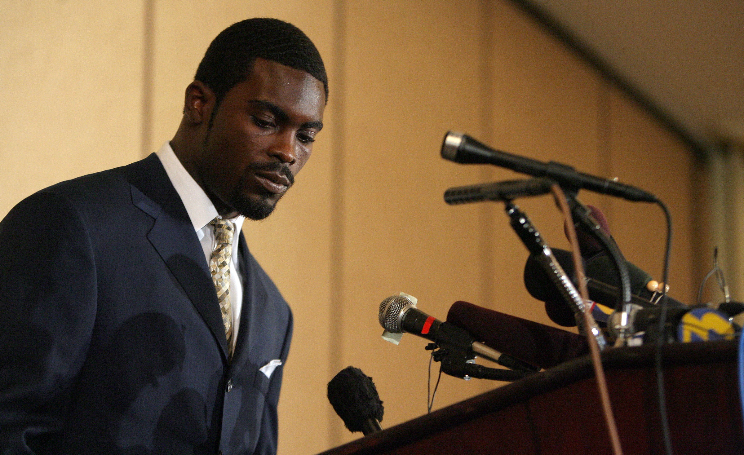 Michael Vick, Bizarre times vick, All pro to prison, And fall of michael, 2400x1470 HD Desktop