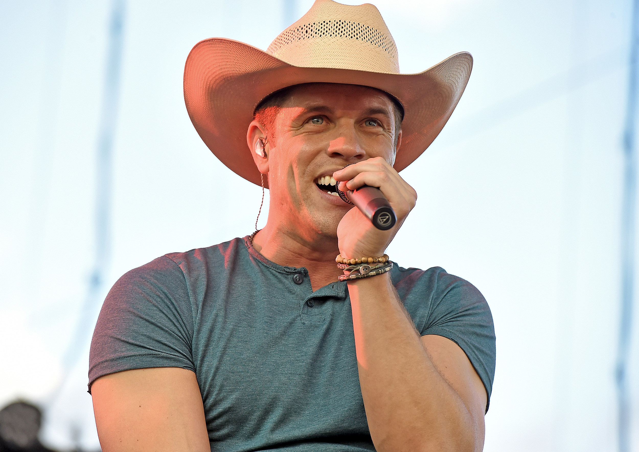 Dustin Lynch, Play Solitaire, 2500x1770 HD Desktop