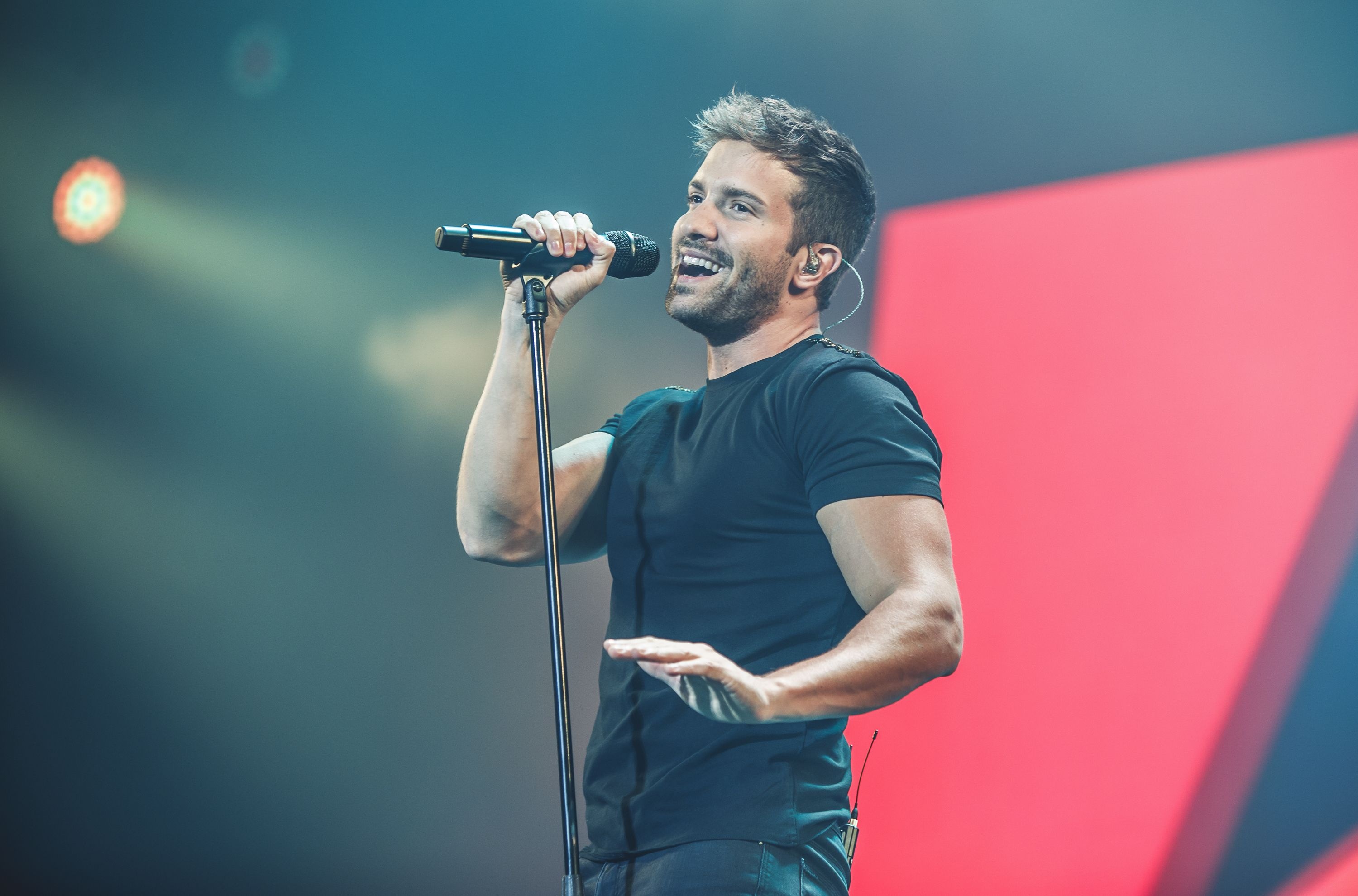 Pablo Alboran, Personal life, Reflections and growth, Inspiring journey, 3000x1980 HD Desktop