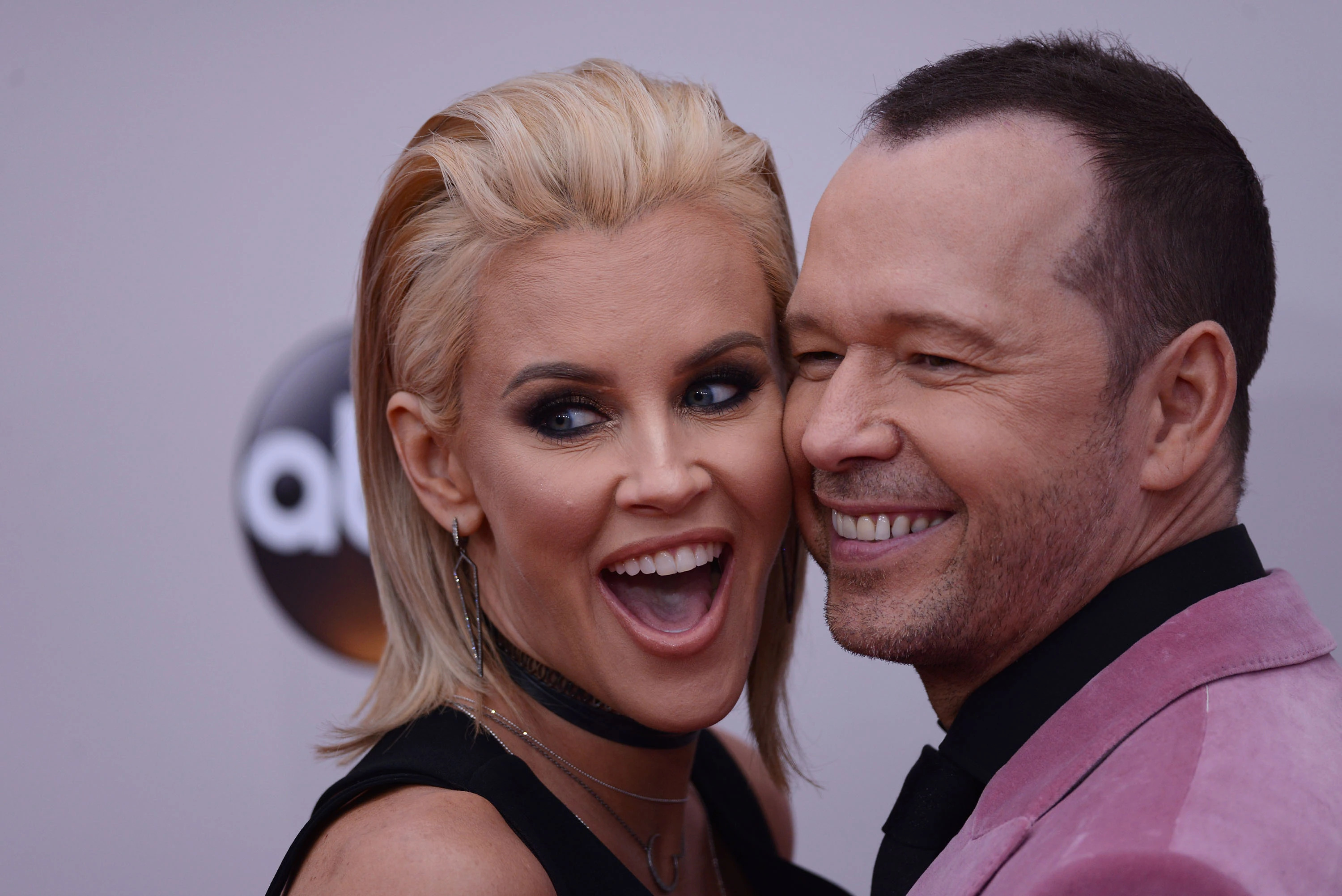 Deep love, Celebrity couple, Jenny McCarthy, Donnie Wahlberg, 3000x2010 HD Desktop