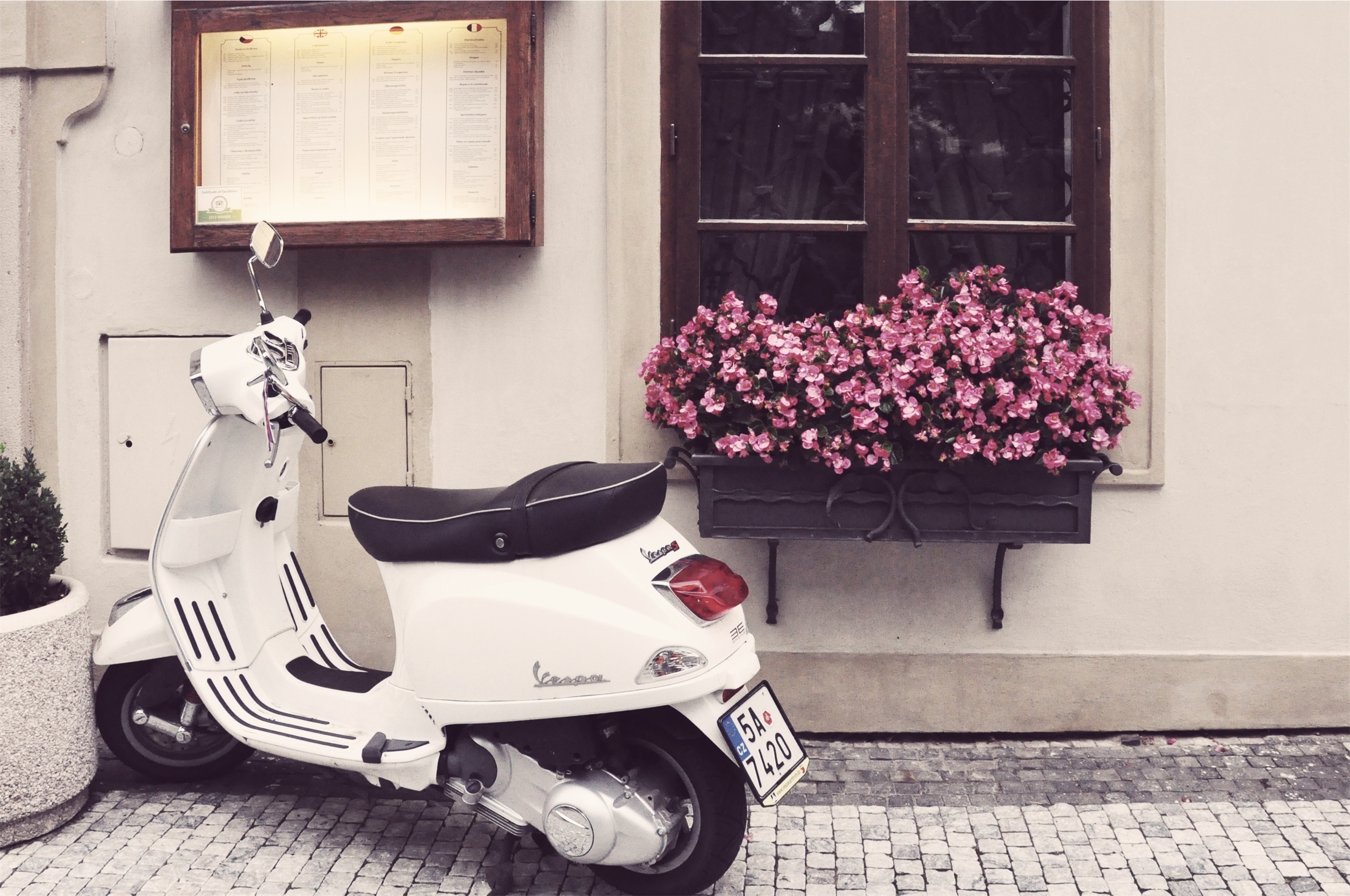 Vespa, Download, Scooter wallpaper, Sony Xperia, 2520x1670 HD Desktop