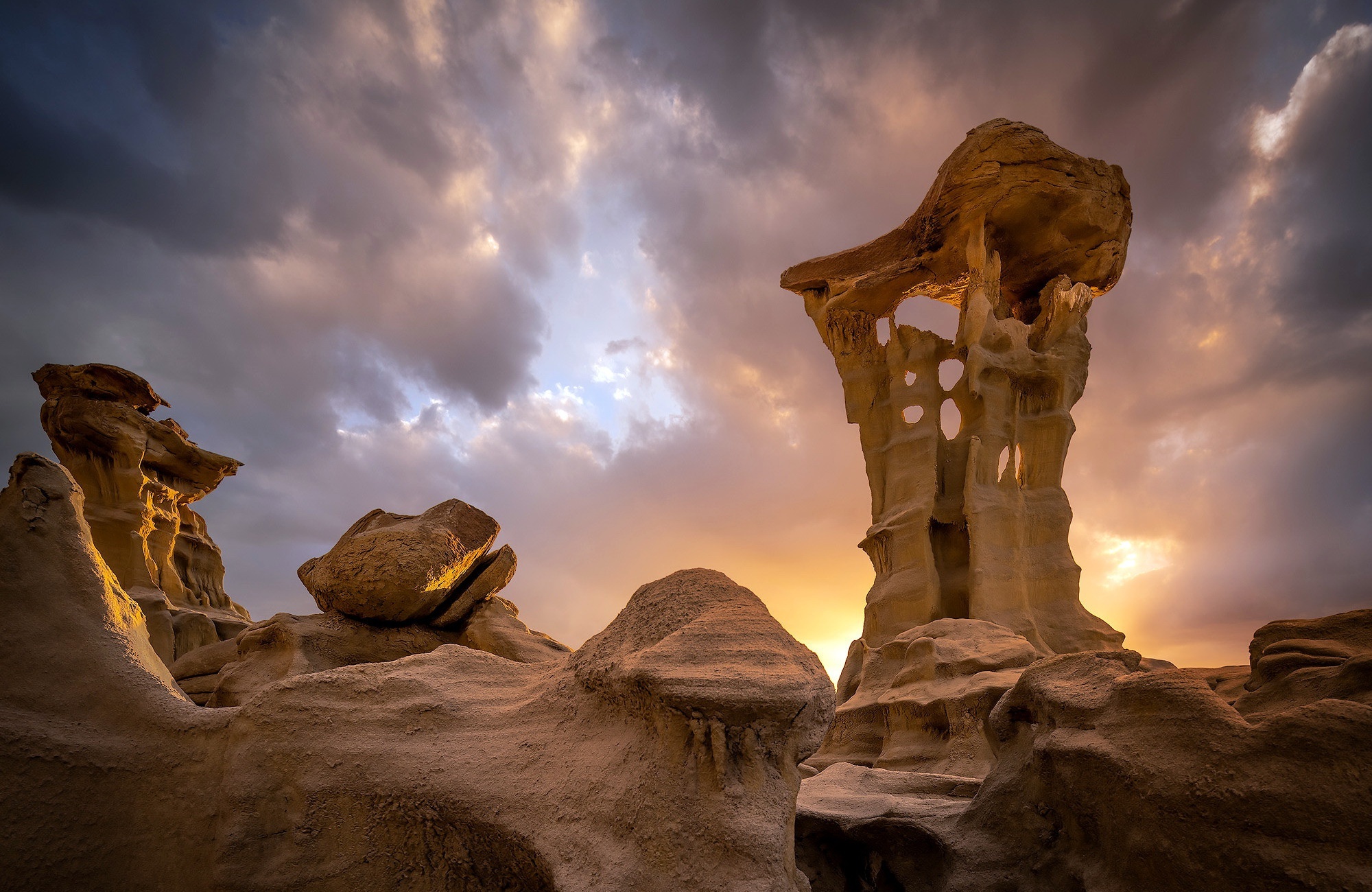 Bisti Badlands, Chaco Altar, New Mexico landmark, Southwest exploration, 2000x1300 HD Desktop