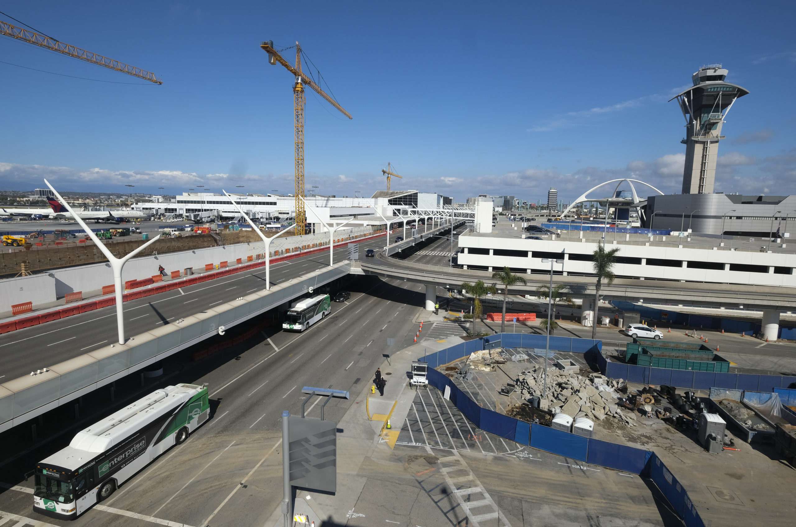 Los Angeles Airport, Traffic drops, Terminal closure, Business Journal, 2560x1700 HD Desktop