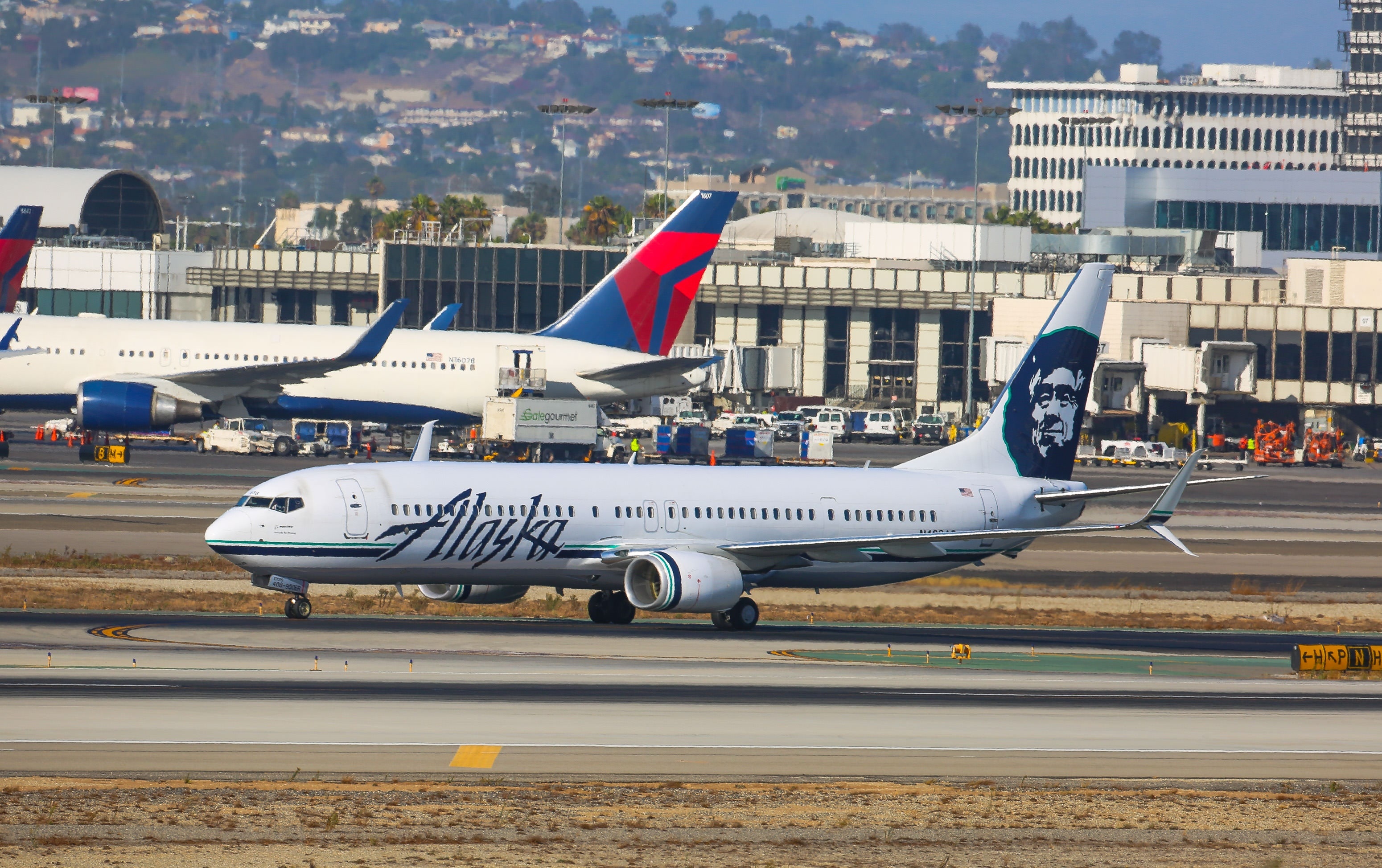 Alaska Airlines, Human trafficking, Flight attendant, Spotting signs, 3100x1950 HD Desktop