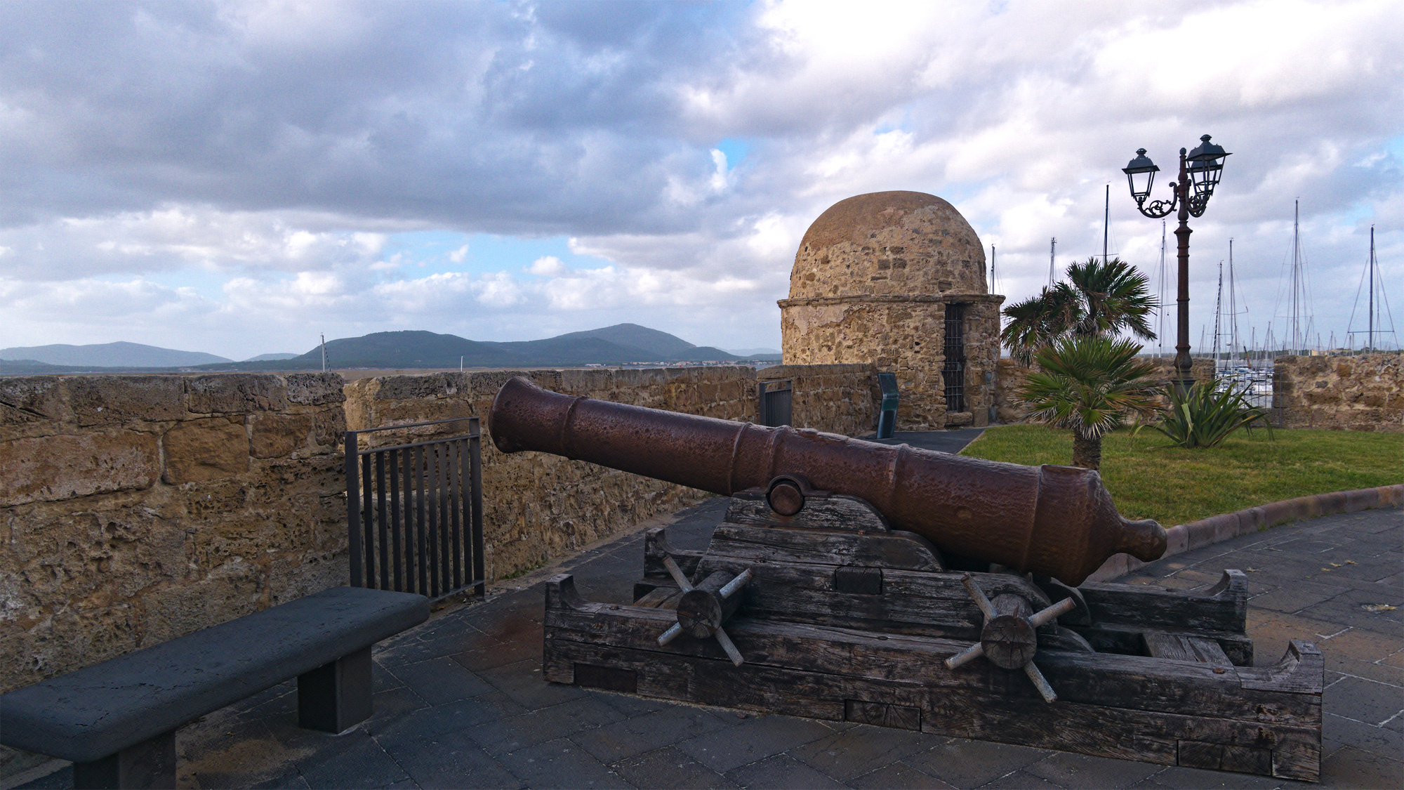 Alghero, Katalanen city, Sardinia, Cultural heritage, 2000x1130 HD Desktop