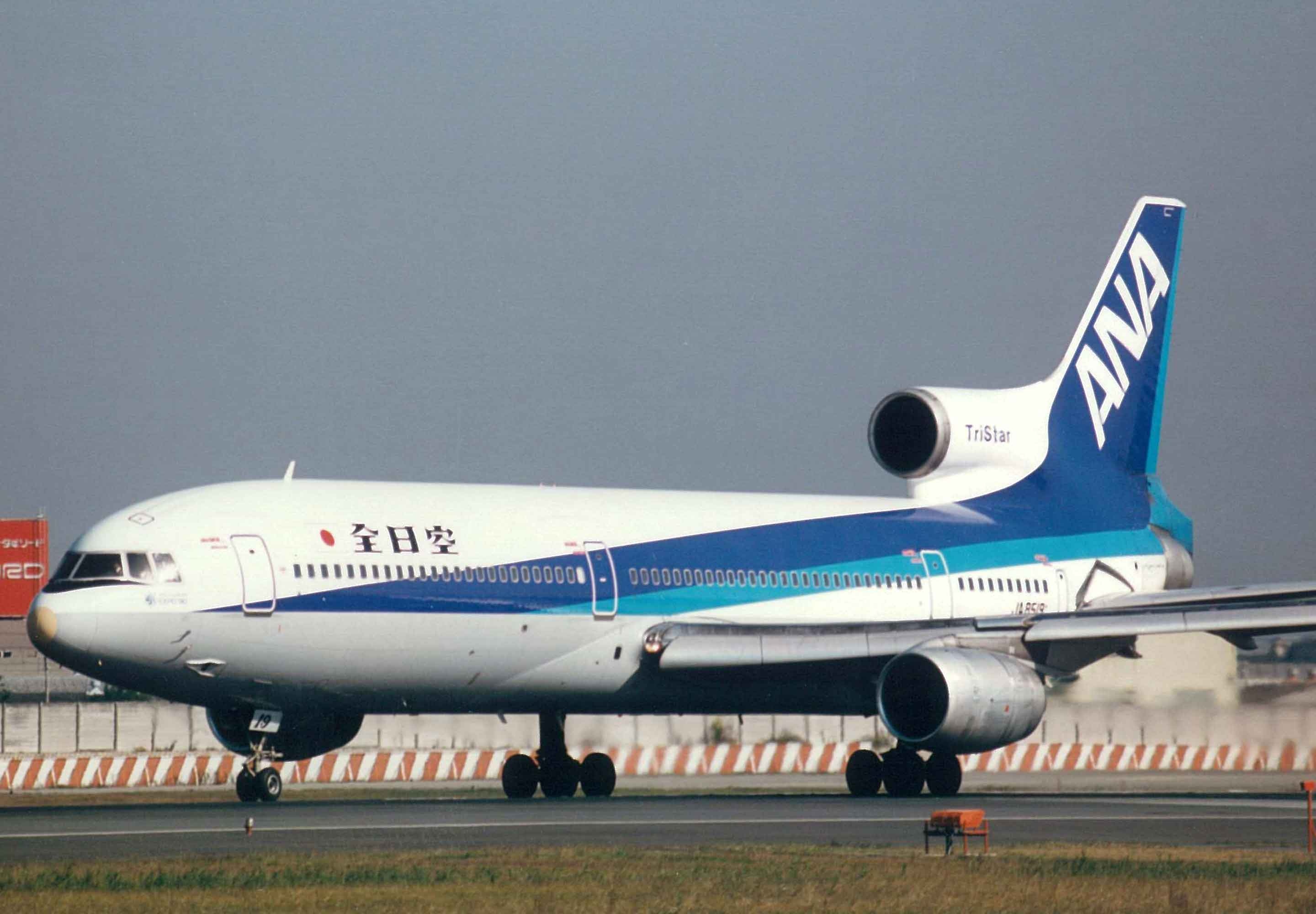 Lockheed L-1011, Classic trijet, Aviation history, Sky-high elegance, 2880x2000 HD Desktop
