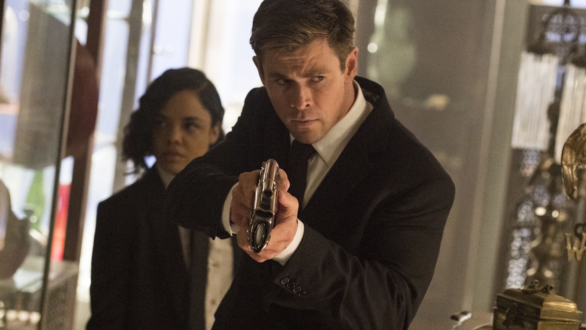 Chris Hemsworth, Men in Black, Behind the scenes, Director struggles, 1920x1080 Full HD Desktop