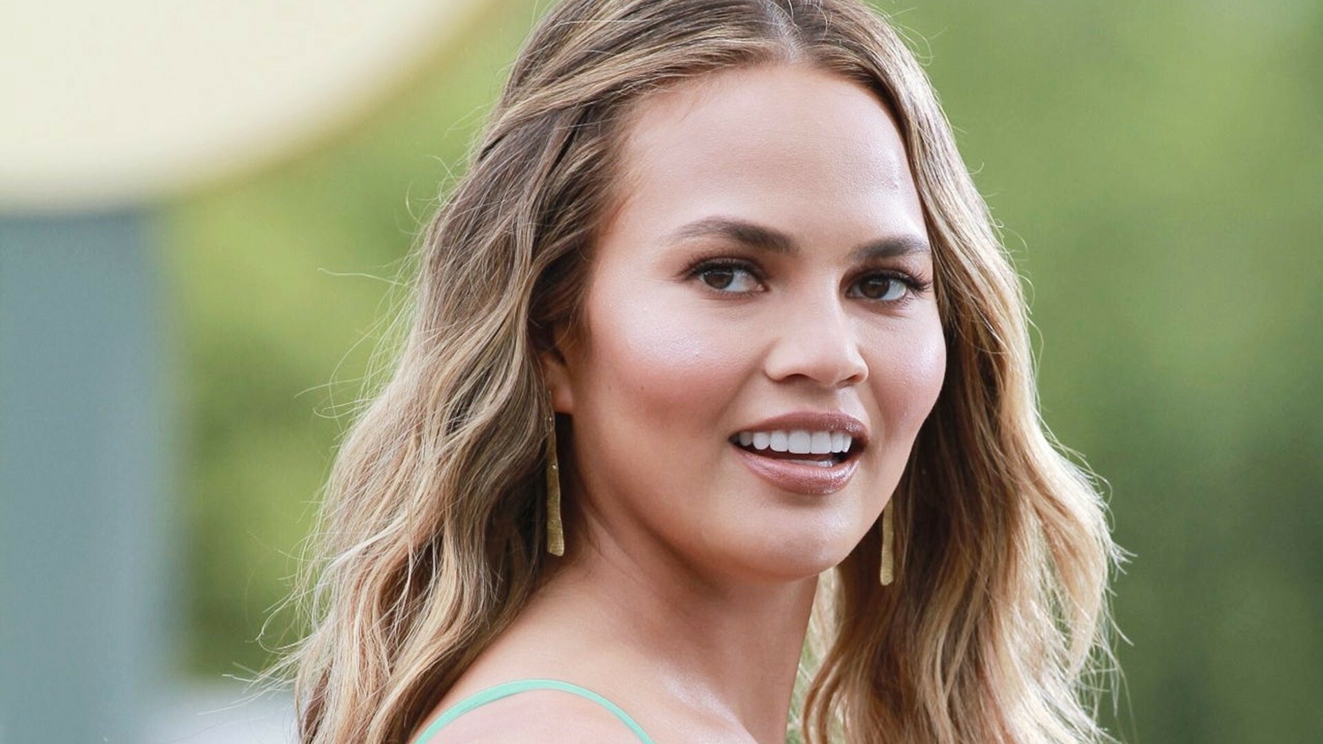 Chrissy Teigen, Celebs, High definition visuals, Stunning look, 1920x1080 Full HD Desktop