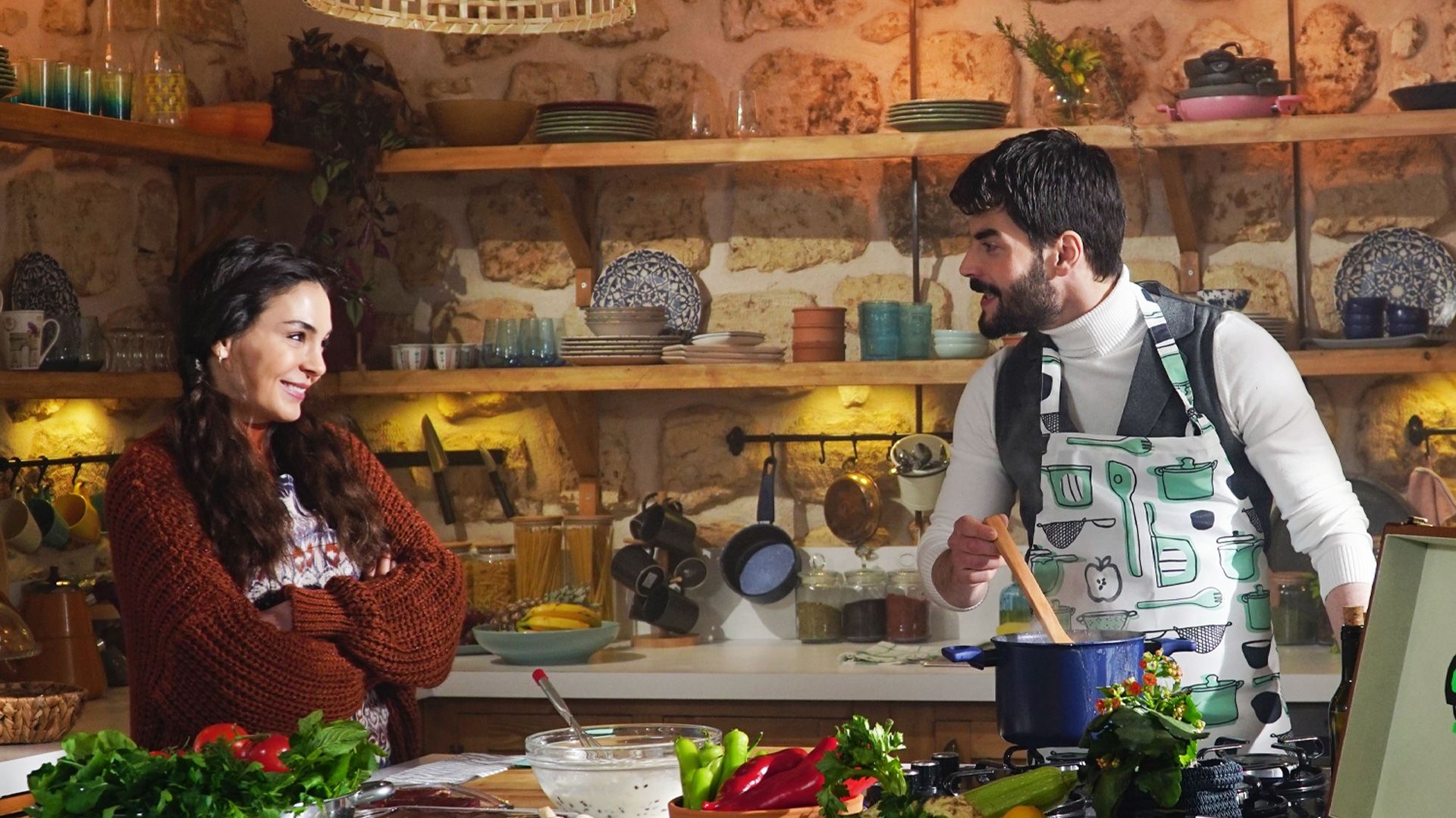 Ebru Sahin, Miran cocina para reyyan, Hercai episodio 61, Fashion apron, 1920x1080 Full HD Desktop