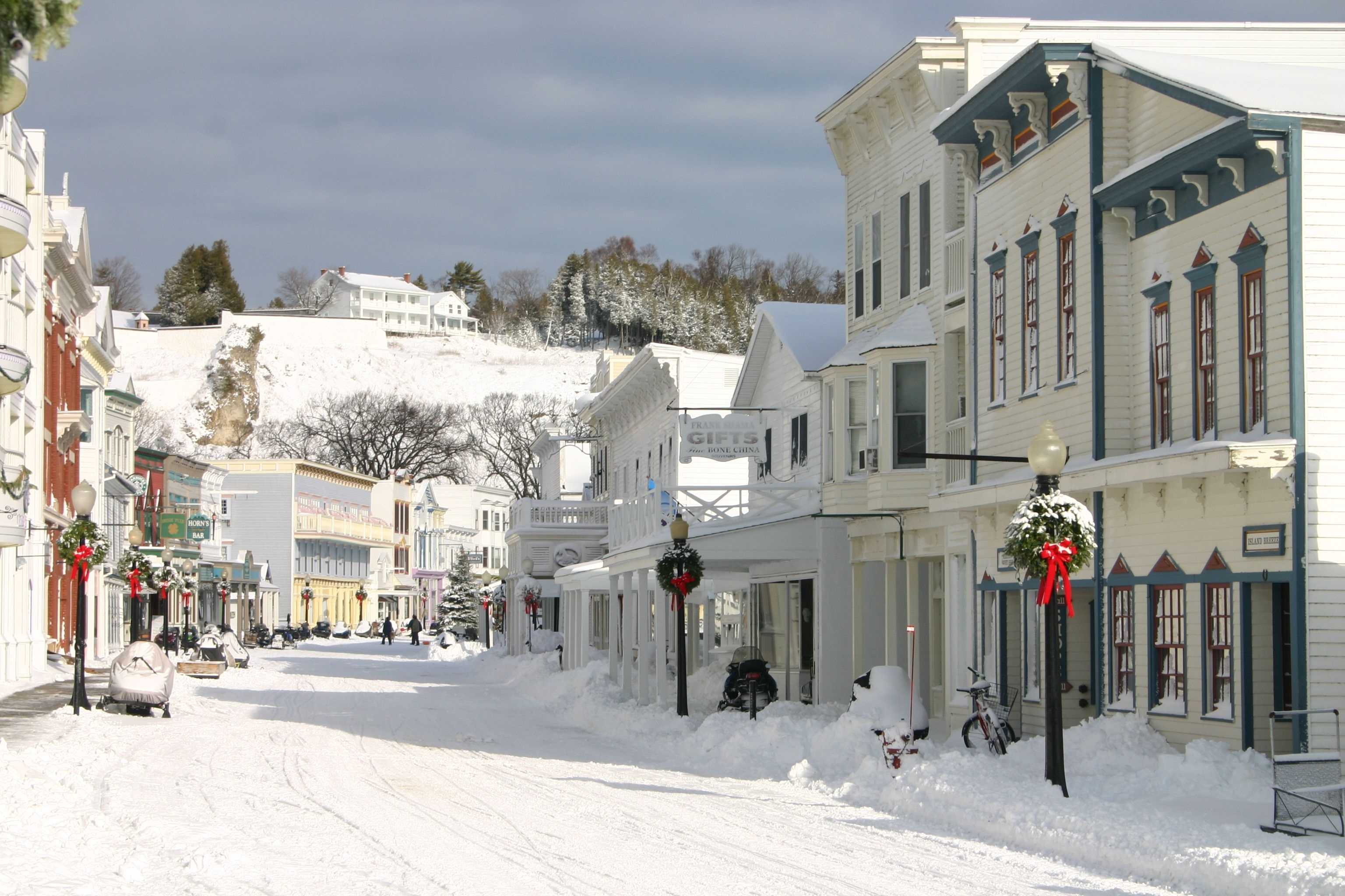 Mackinac Island lighthouse, Gateway to the island, Marina's charm, Nautical beauty, 3080x2050 HD Desktop