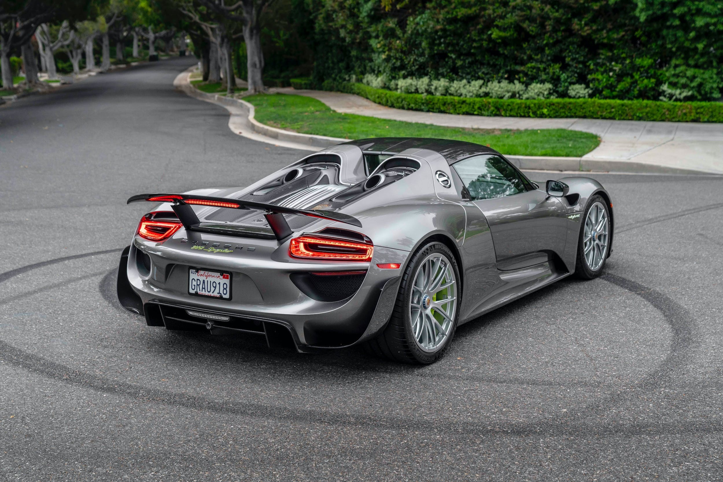 Porsche 918 Spyder, Circular tire skid marks, Suburban asphalt street, HD Desktop wallpaper