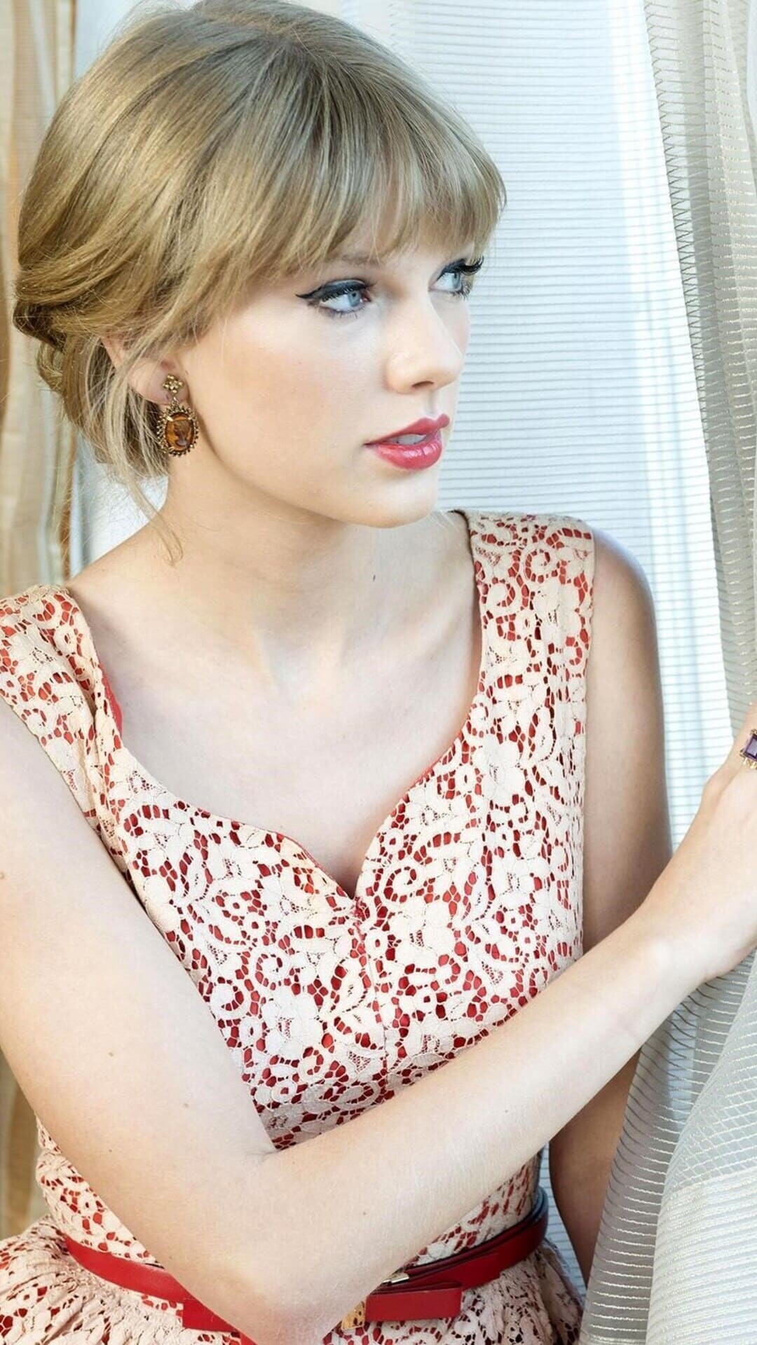 Taylor Swift, Captivating melodies, Inspiring lyrics, Music genius, 1080x1920 Full HD Phone