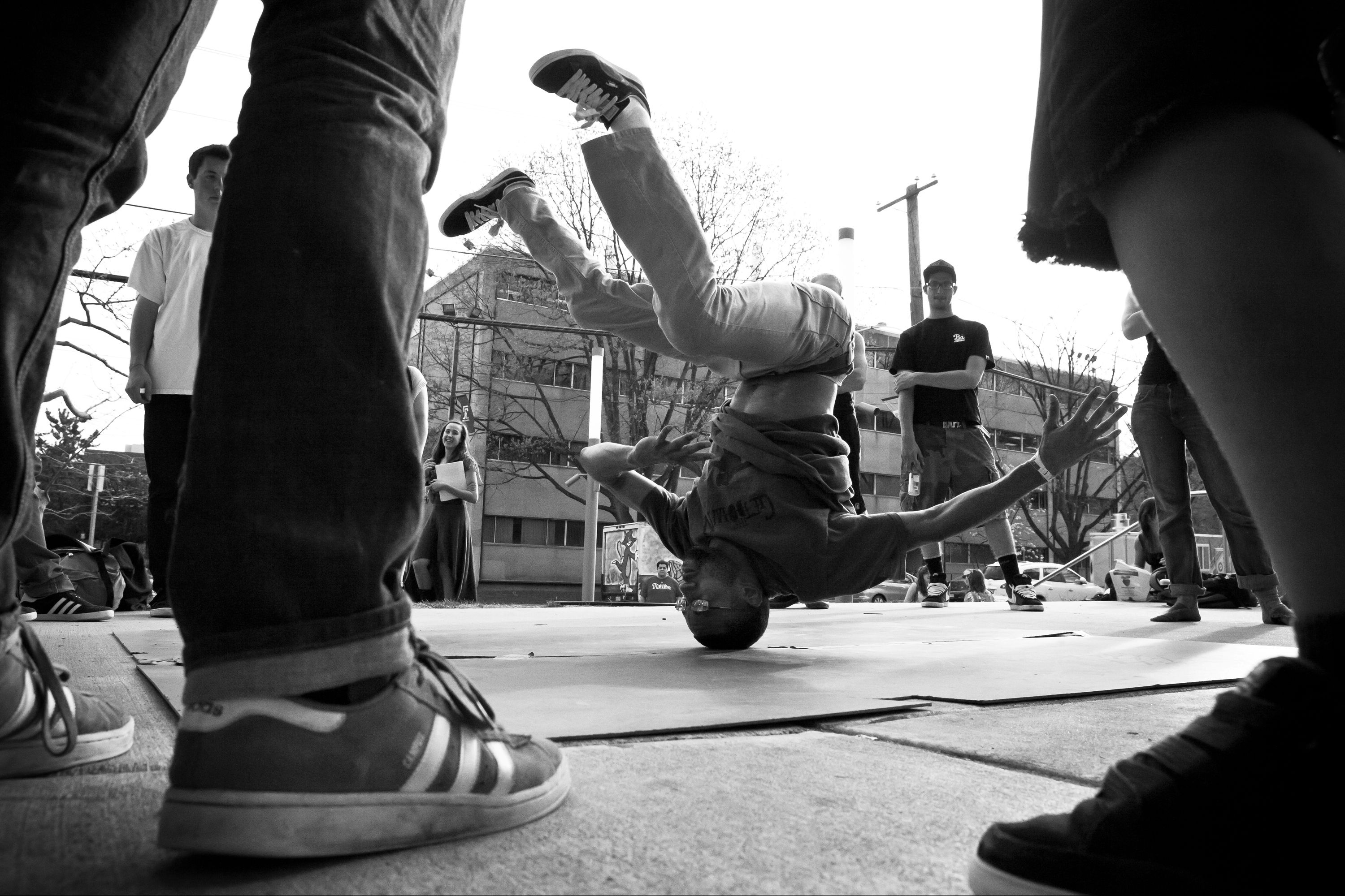 Breakdancers, Street dance showcase, Aesthetic beauty, Full-body movement, 3000x2000 HD Desktop