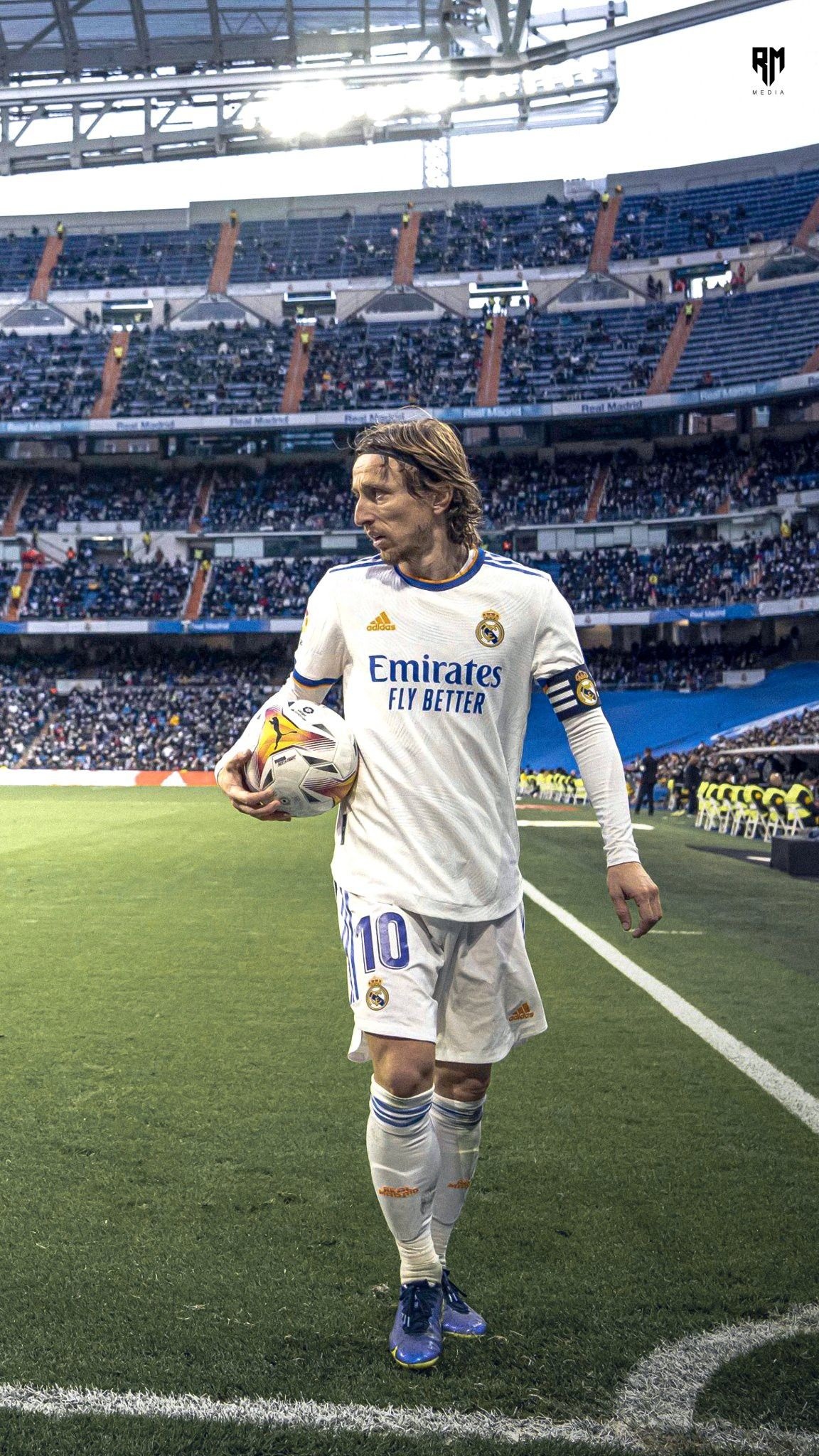 Luka Modric, Santiago Bernabeu Stadium, Real Madrid kit, HD Phone wallpaper