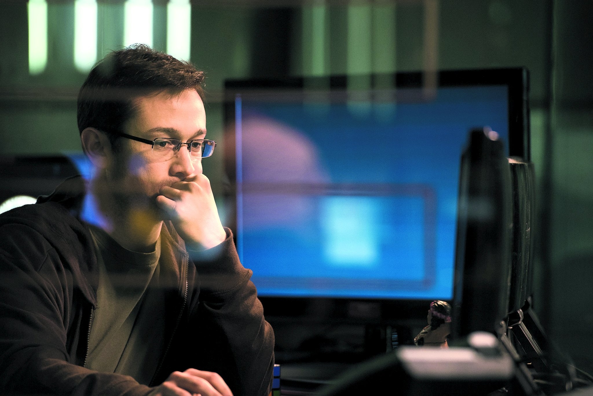 Snowden movie, Whistle blower, Oliver Stone's portrayal, New York Times, 2050x1370 HD Desktop