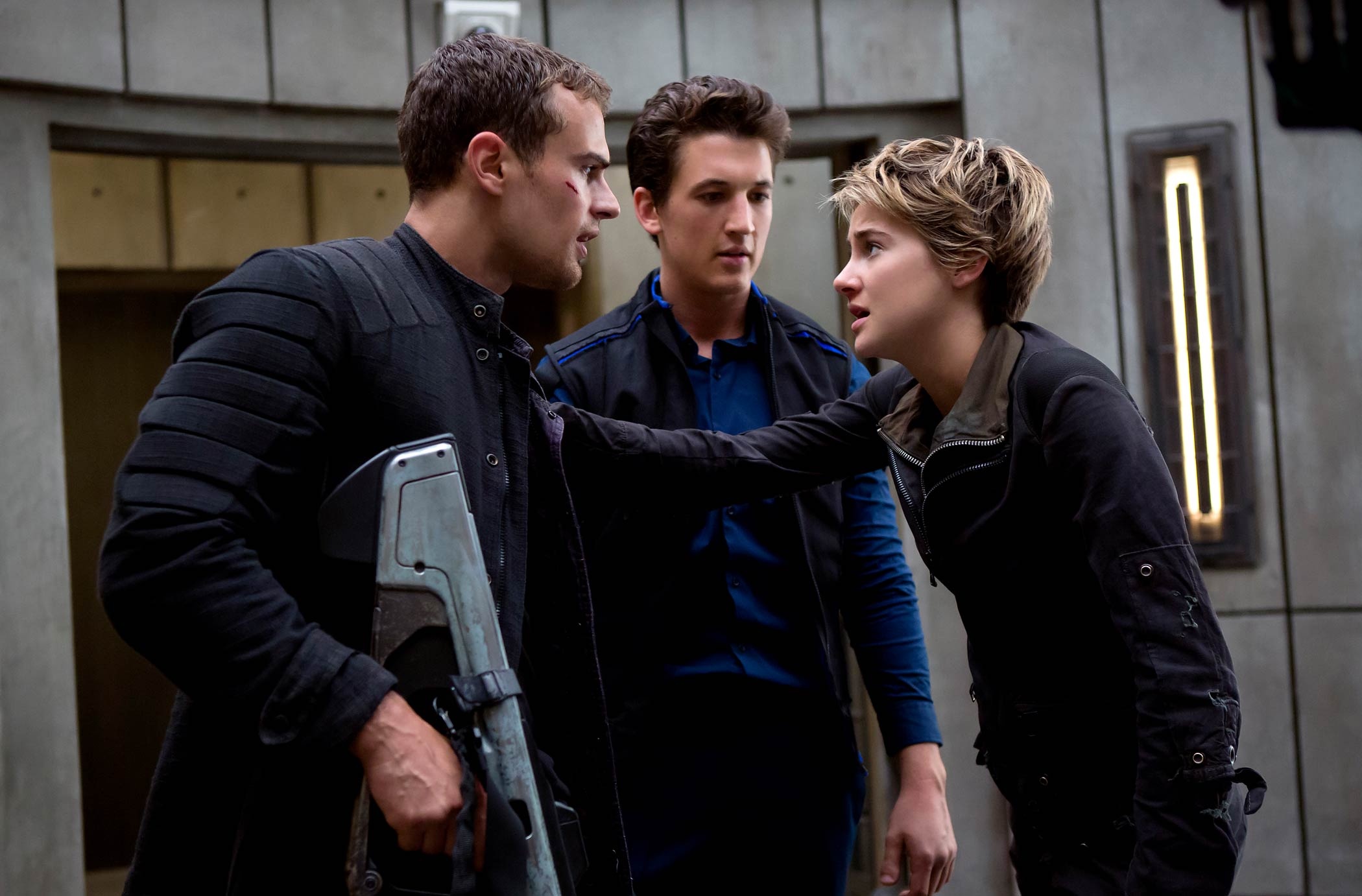 Insurgent review, Shailene Woodley, Urgent time, 2100x1390 HD Desktop