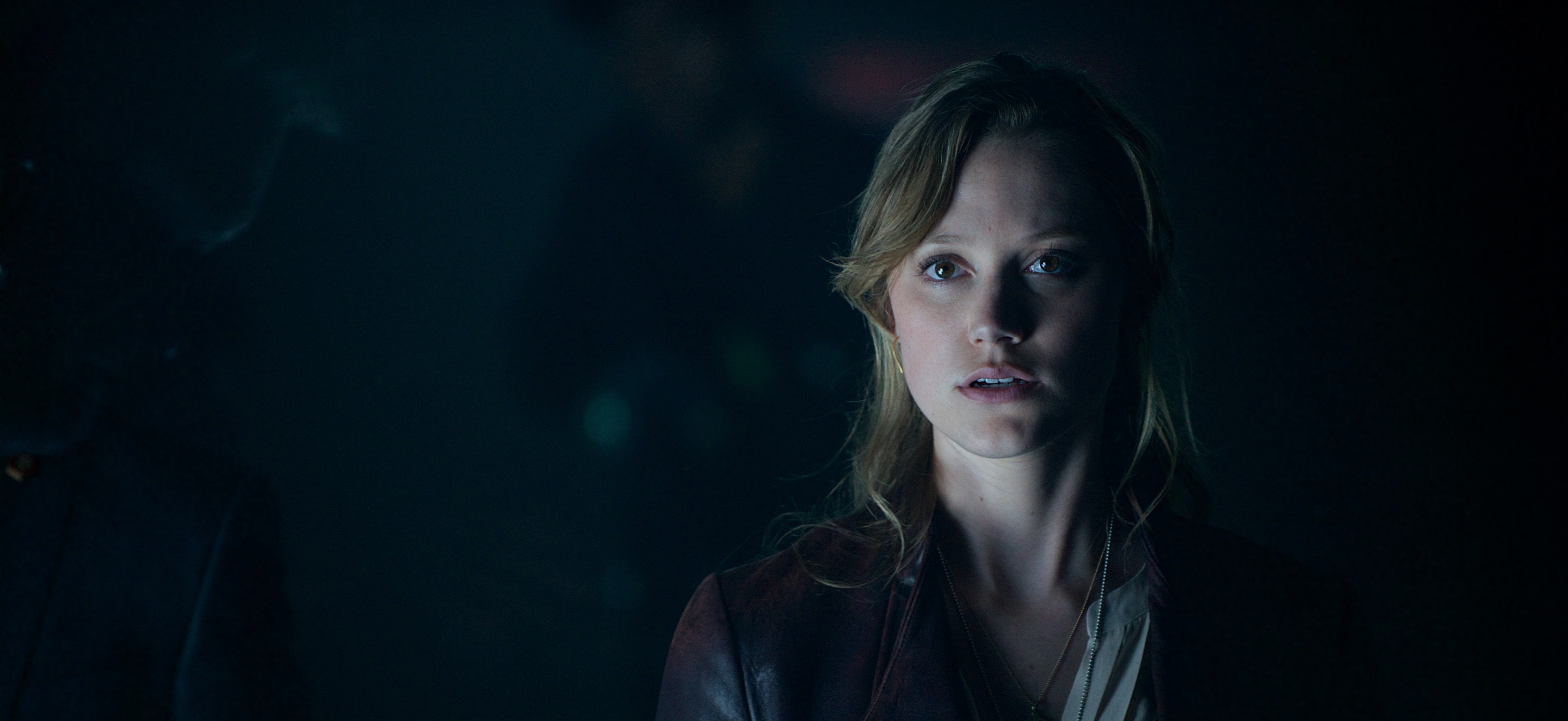 Maika Monroe, Independence Day (Movie) Wallpaper, 3510x1620 Dual Screen Desktop