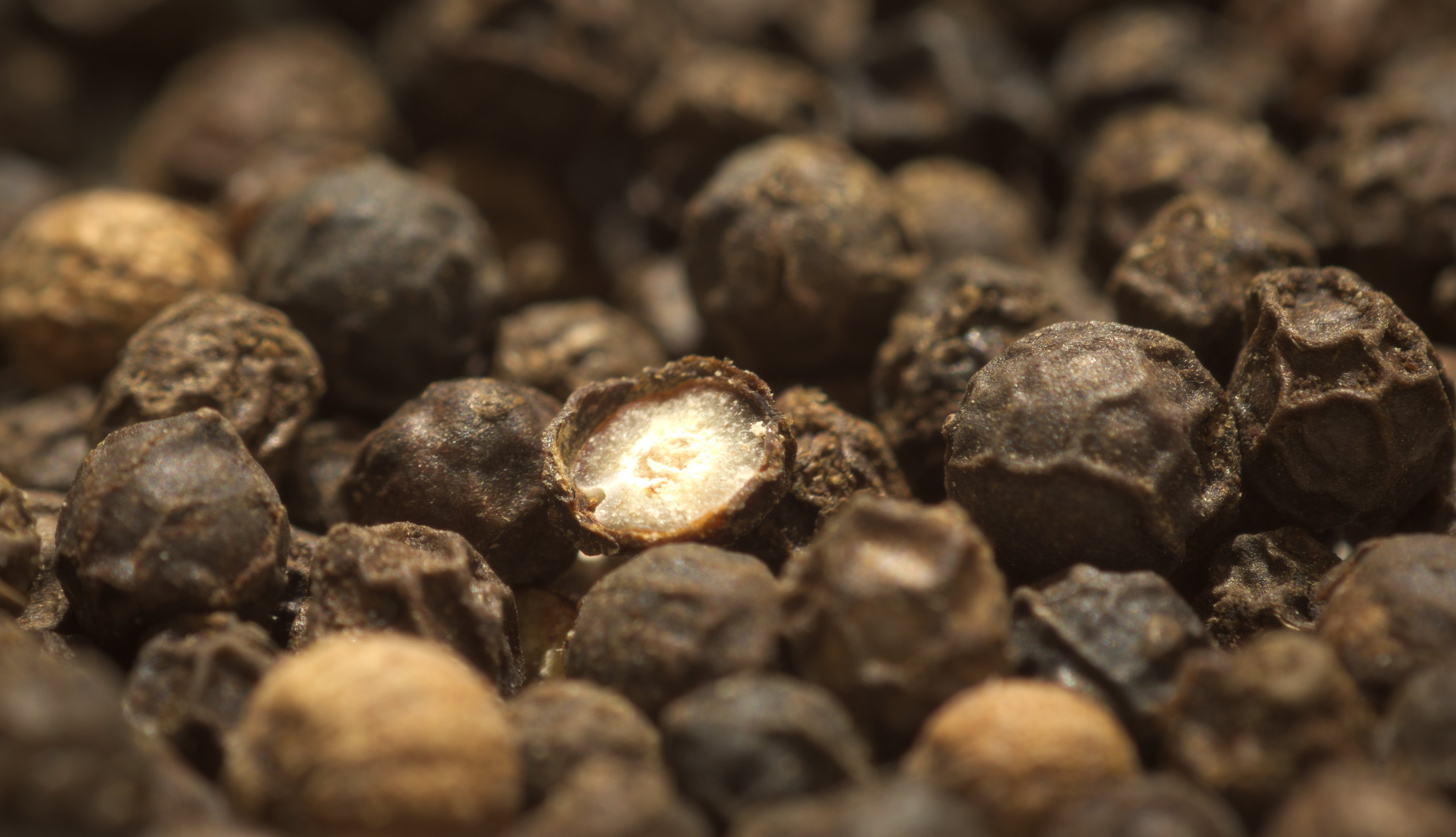 Close-up pepper, Spice texture, Peppercorn shapes, Macro photography, 2820x1630 HD Desktop