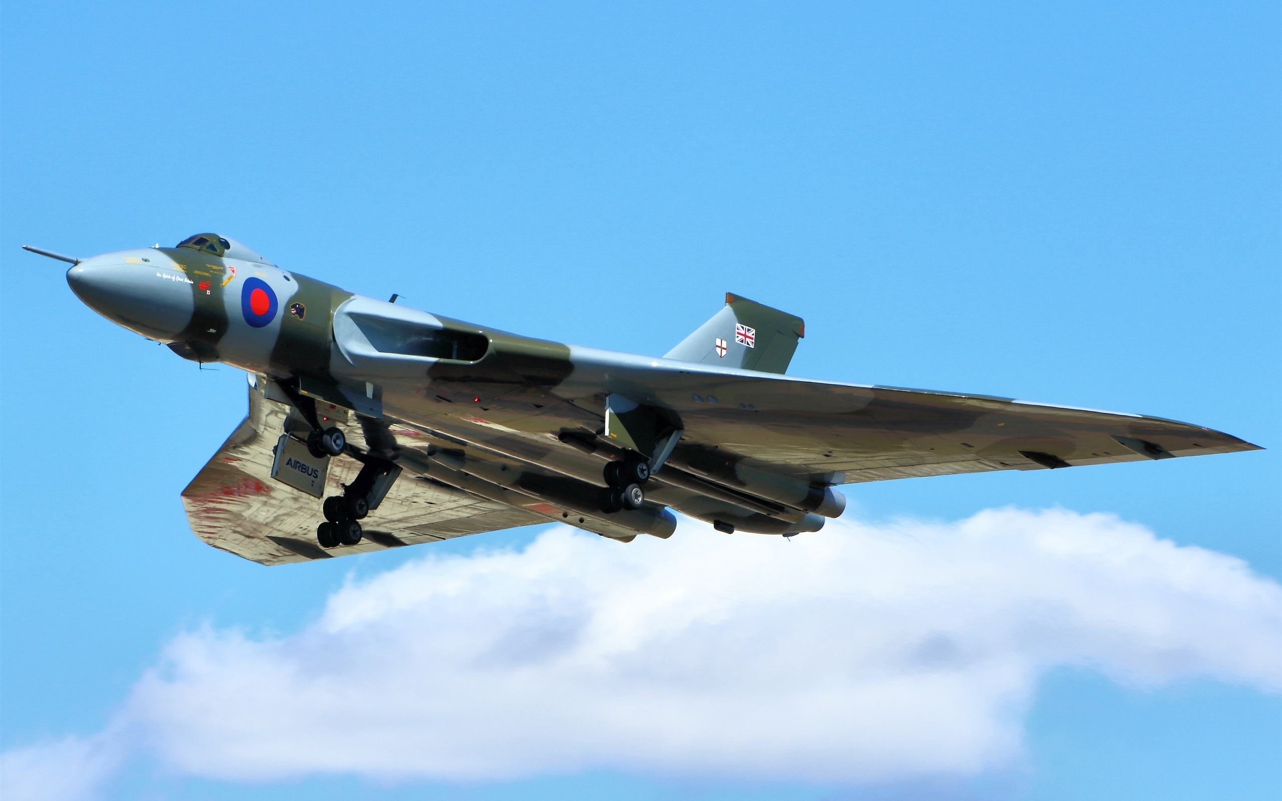 Avro Vulcan, Strategic bomber, Aerial power, Military aircraft, 2560x1600 HD Desktop