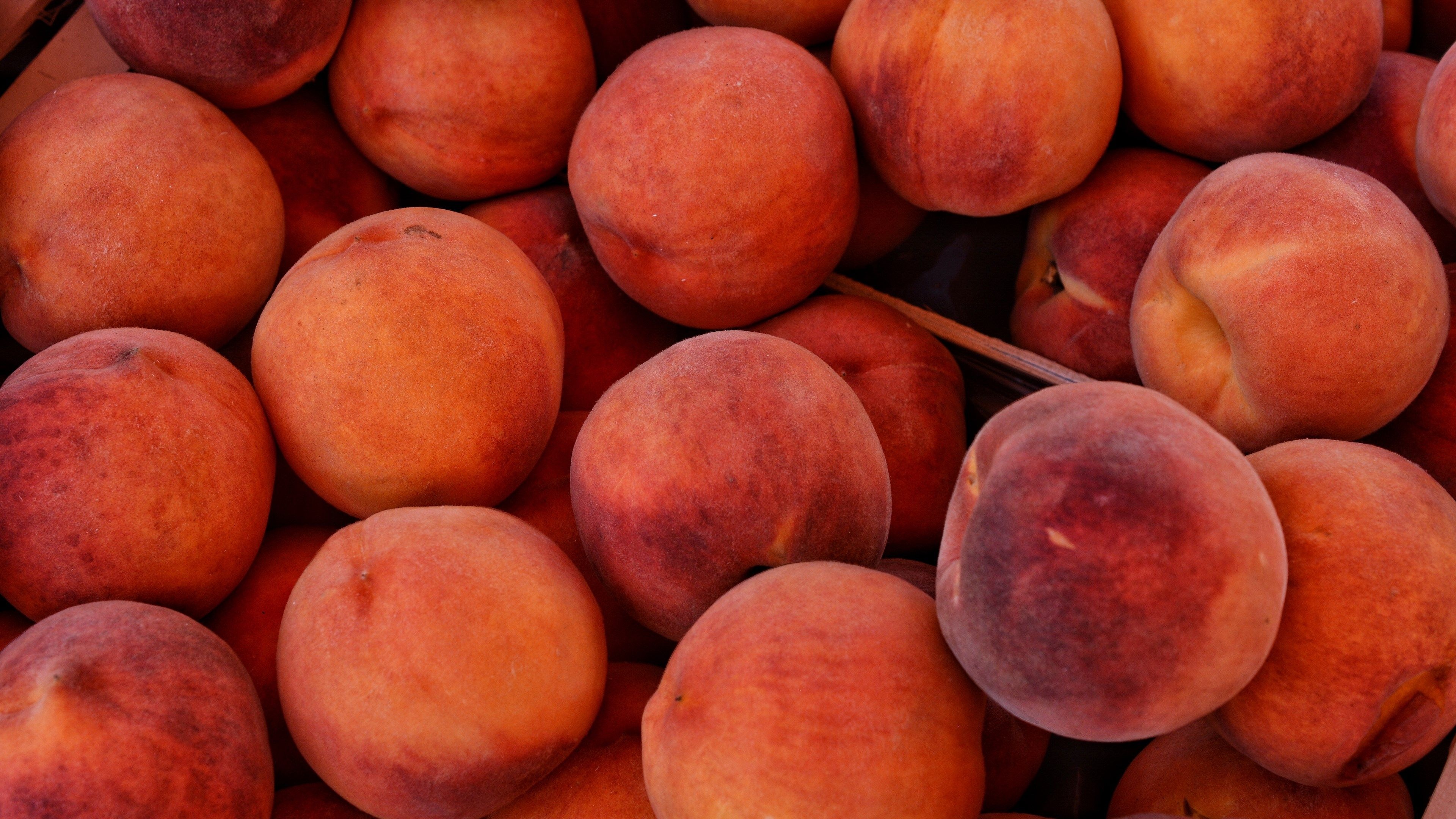 4K HD peach fruit wallpaper, Berry fusion, Refreshing visuals, Nature's gift, 3840x2160 4K Desktop