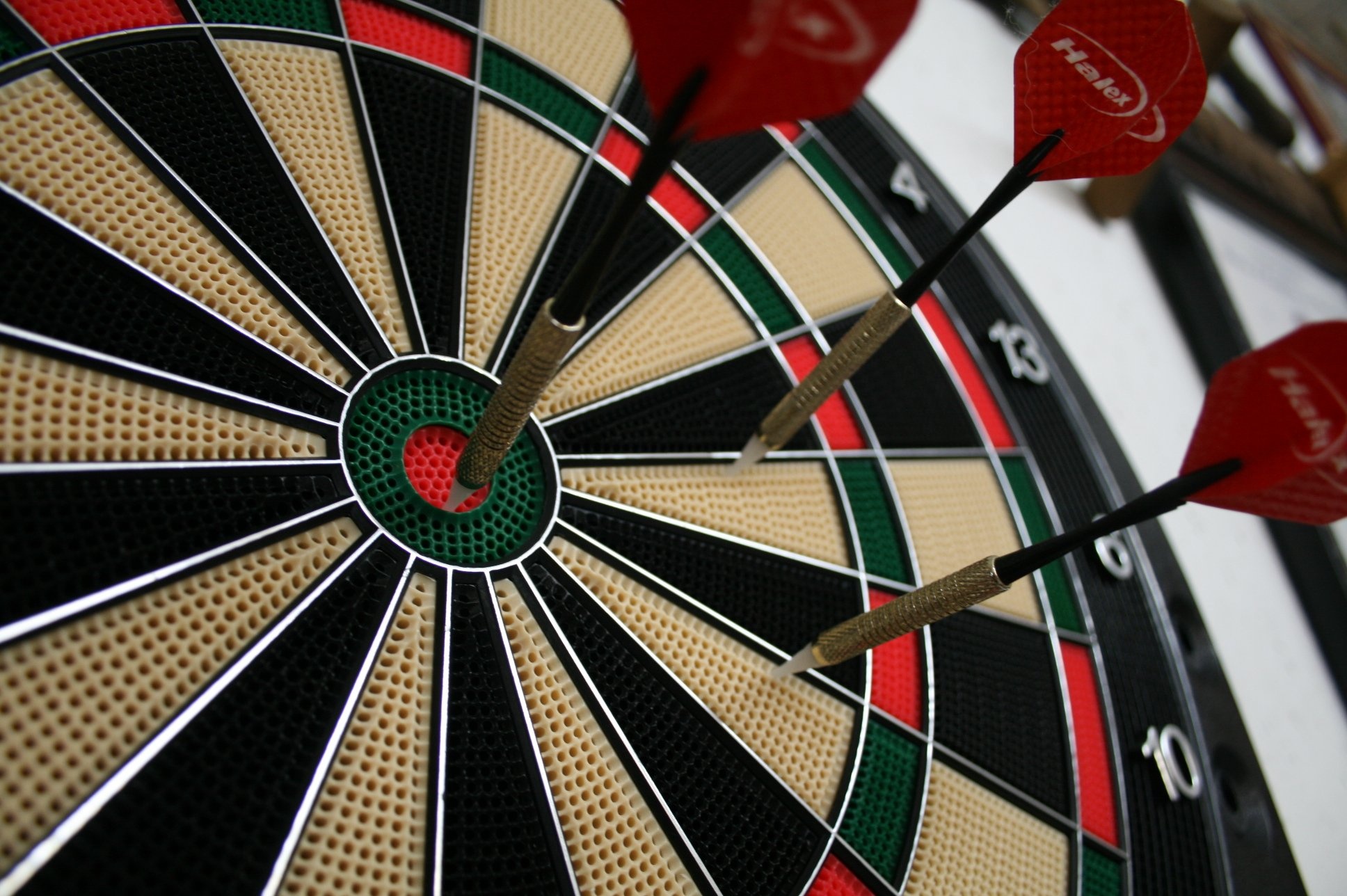 Dart wallpapers, Dartboard accuracy, Skilled throwing, Precise aim, 1940x1290 HD Desktop