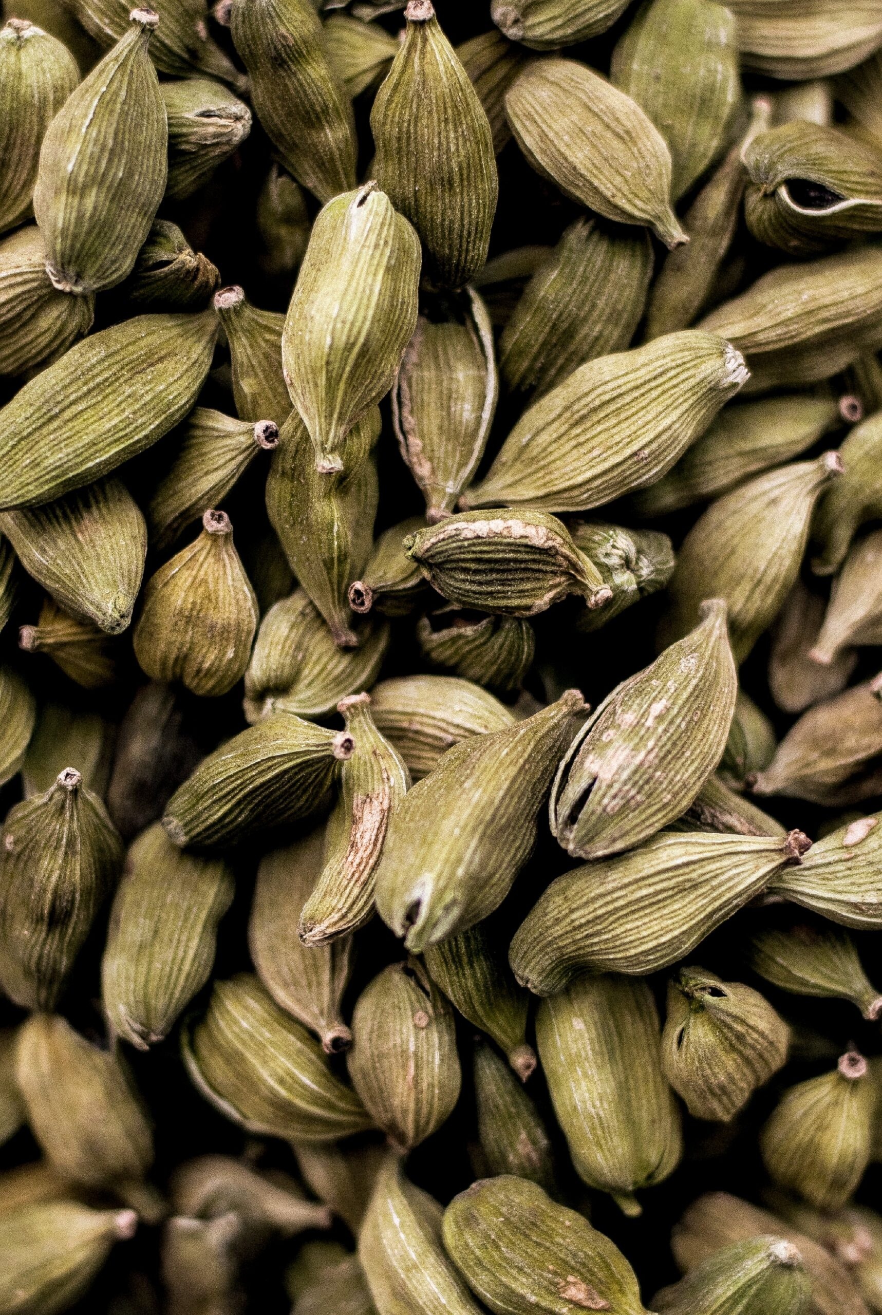 Green cardamom, Diablo seasoning, Fragrant spice, Exotic flavor, 1720x2560 HD Phone