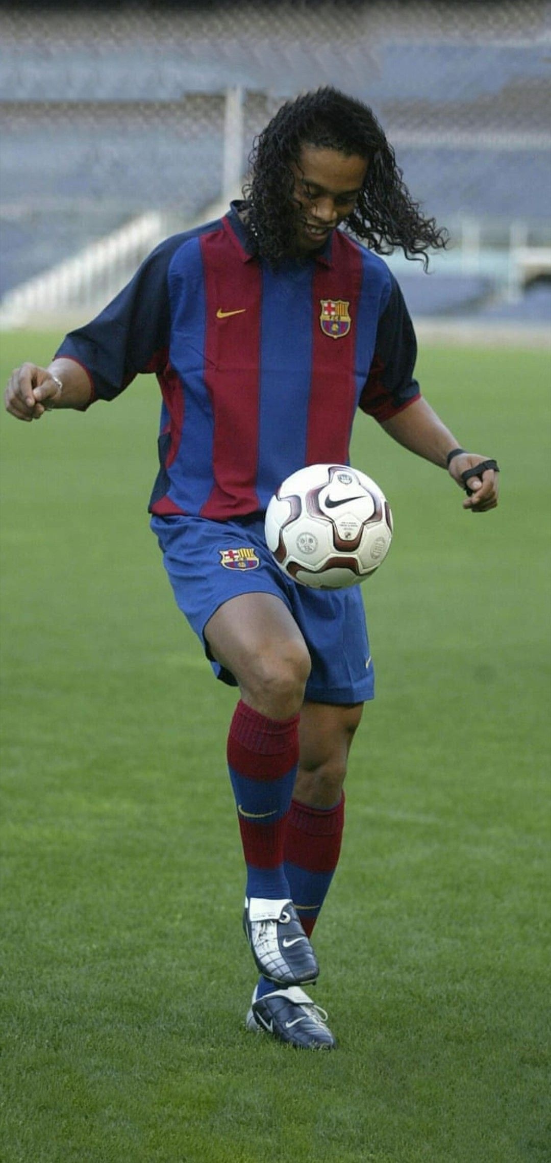 Ronaldinho, FC Barcelona 2003-04 kit, Nike soccer ball, HD Phone wallpaper