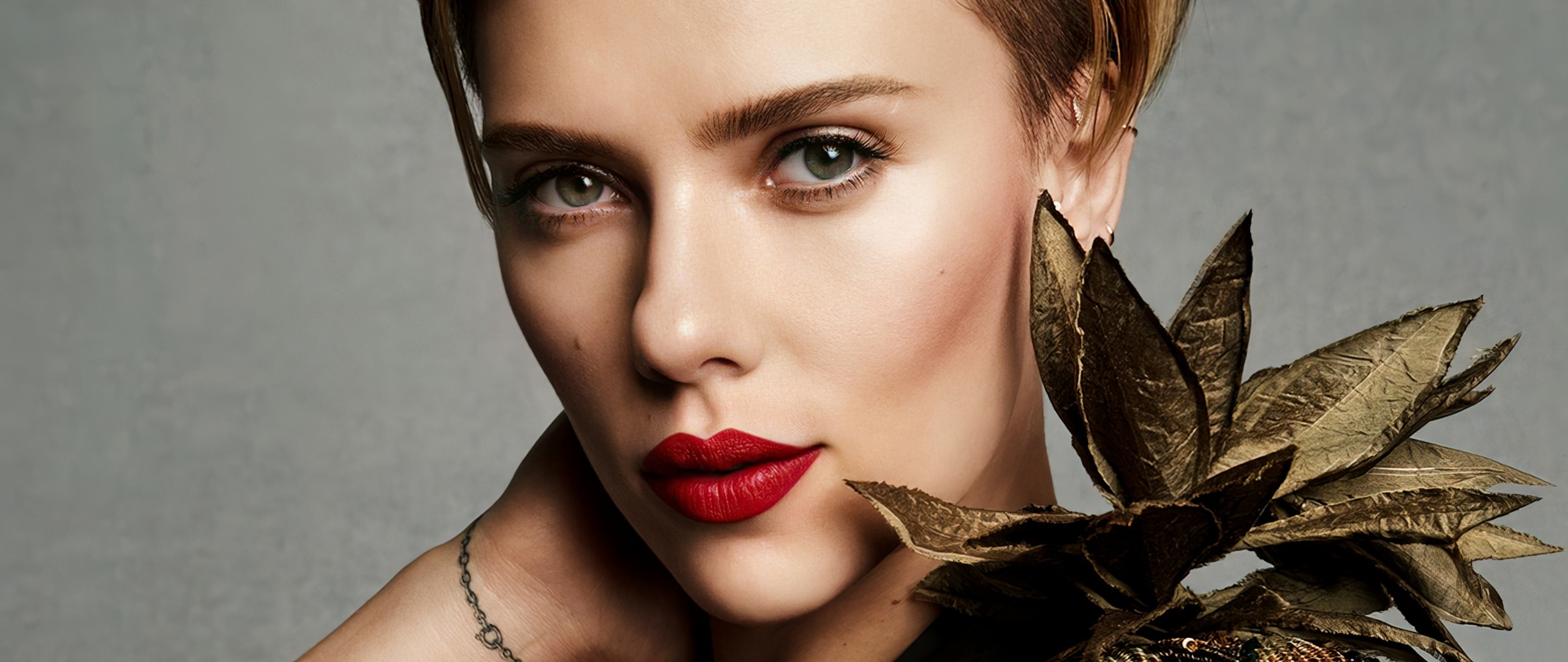 Scarlett Johansson, bold red lipstick, golden leaf ornament, Dual Screen Desktop wallpaper