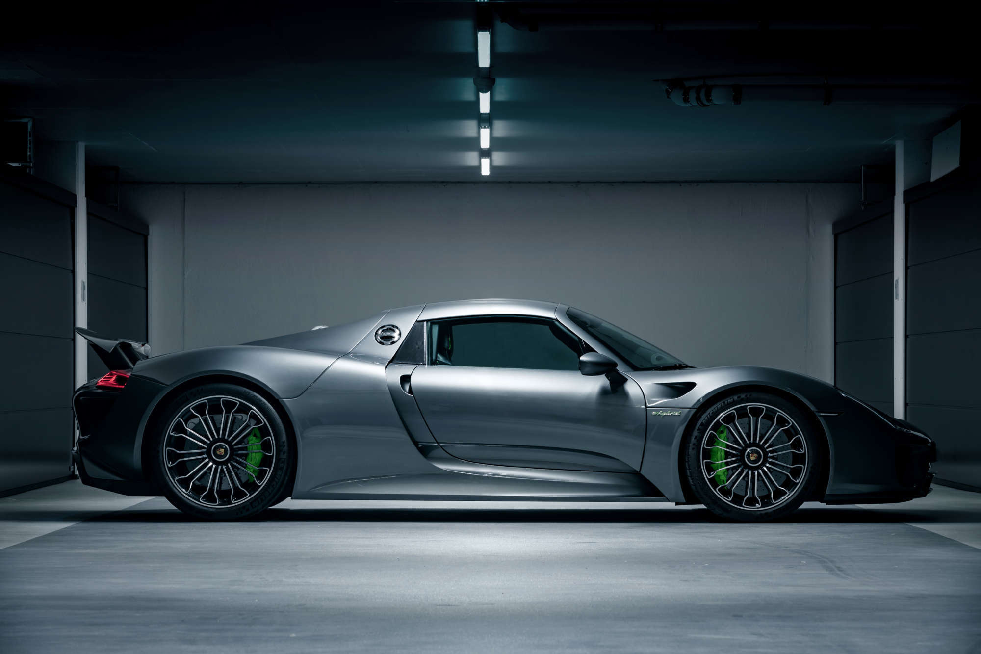 Porsche 918 Spyder, Acid Green brake calipers, Minimalist concrete garage, HD Desktop wallpaper