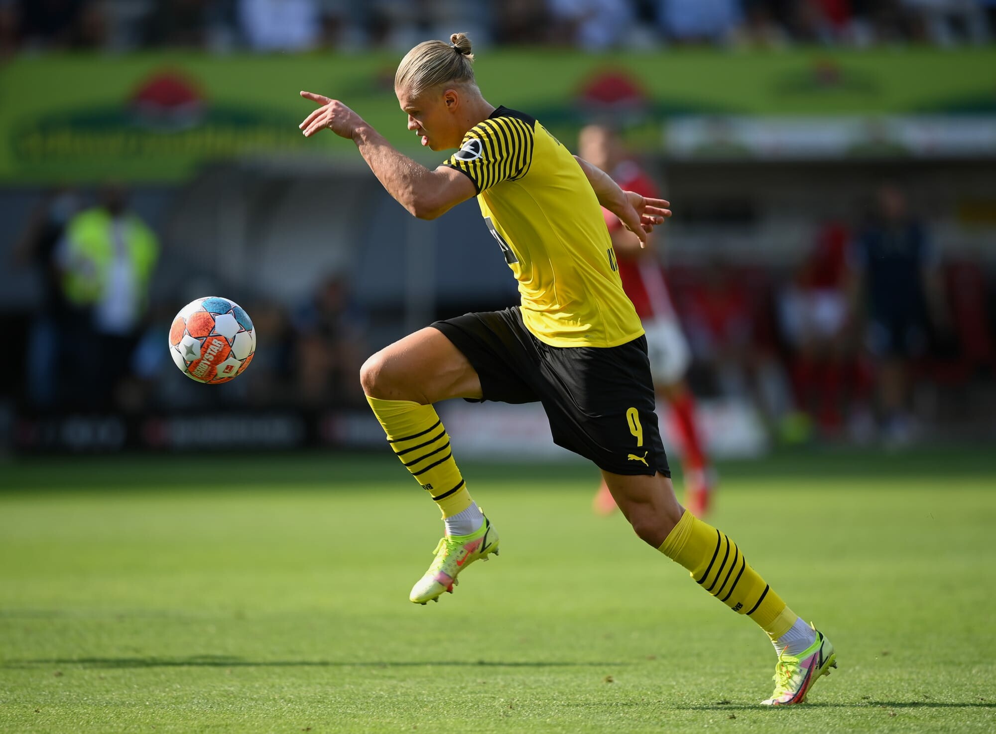 Dribbling, Erling Haaland Wallpaper, 2000x1480 HD Desktop