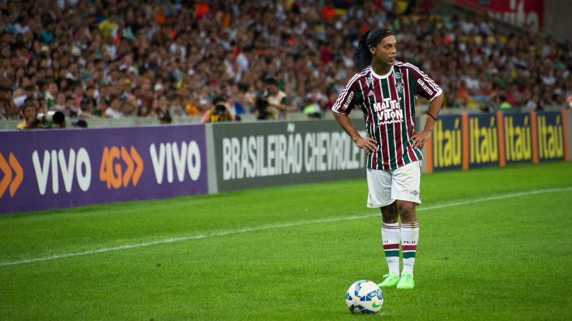 Ronaldinho, Fluminense FC jersey, Brasileirao Chevrolet signage, Full HD Desktop wallpaper