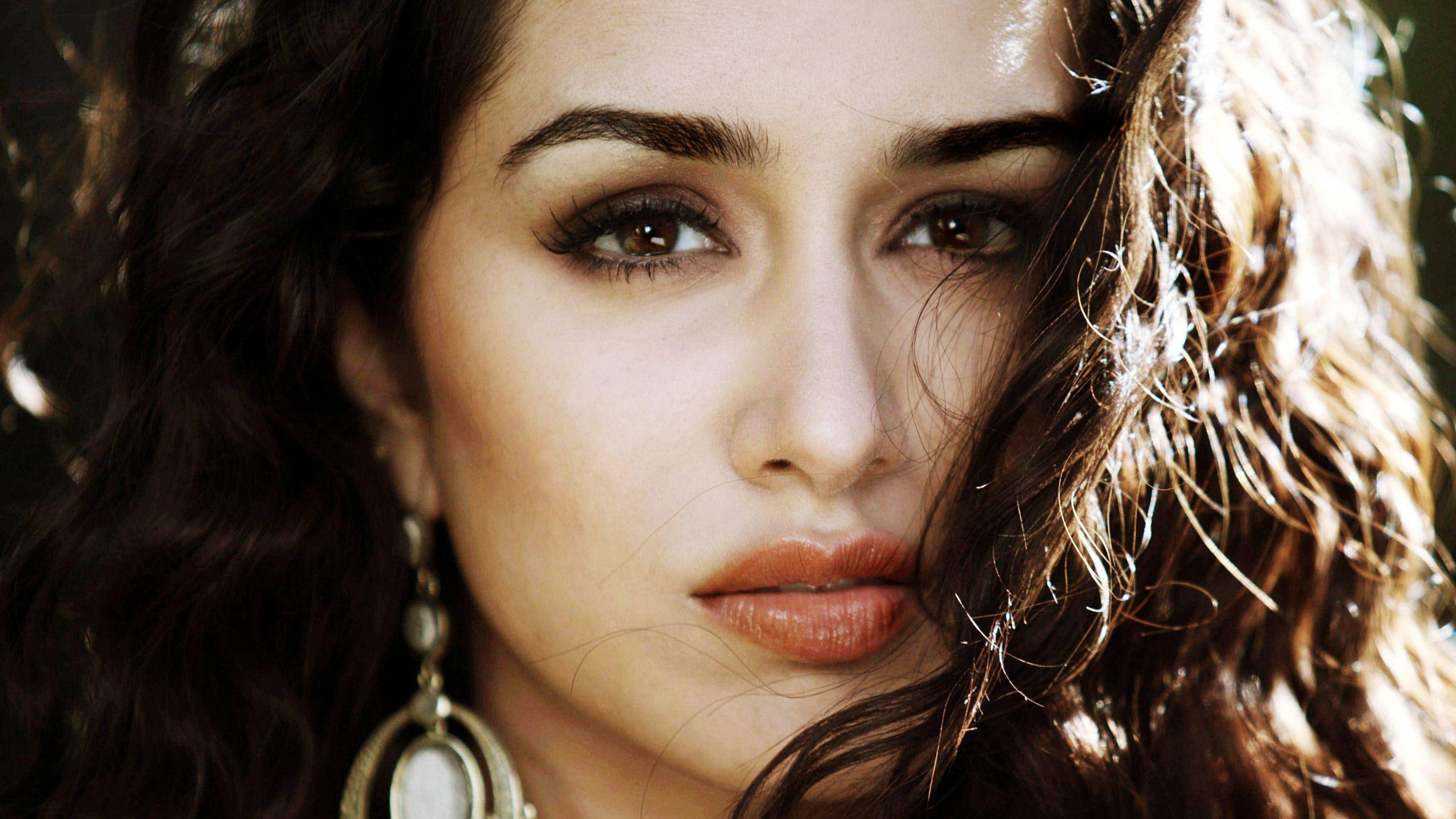 Shraddha Kapoor, ornate drop earrings, close-up beauty portrait, 4K Desktop wallpaper