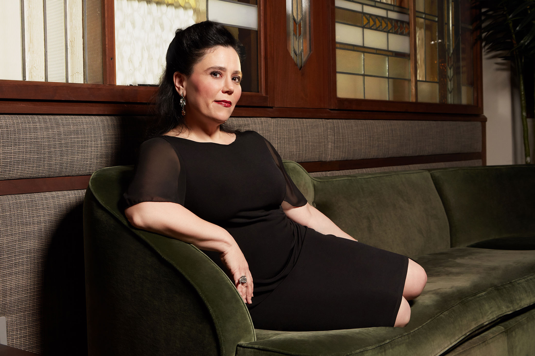 Alex Borstein, Henabees launch, Lace petal sleeve, 2200x1470 HD Desktop