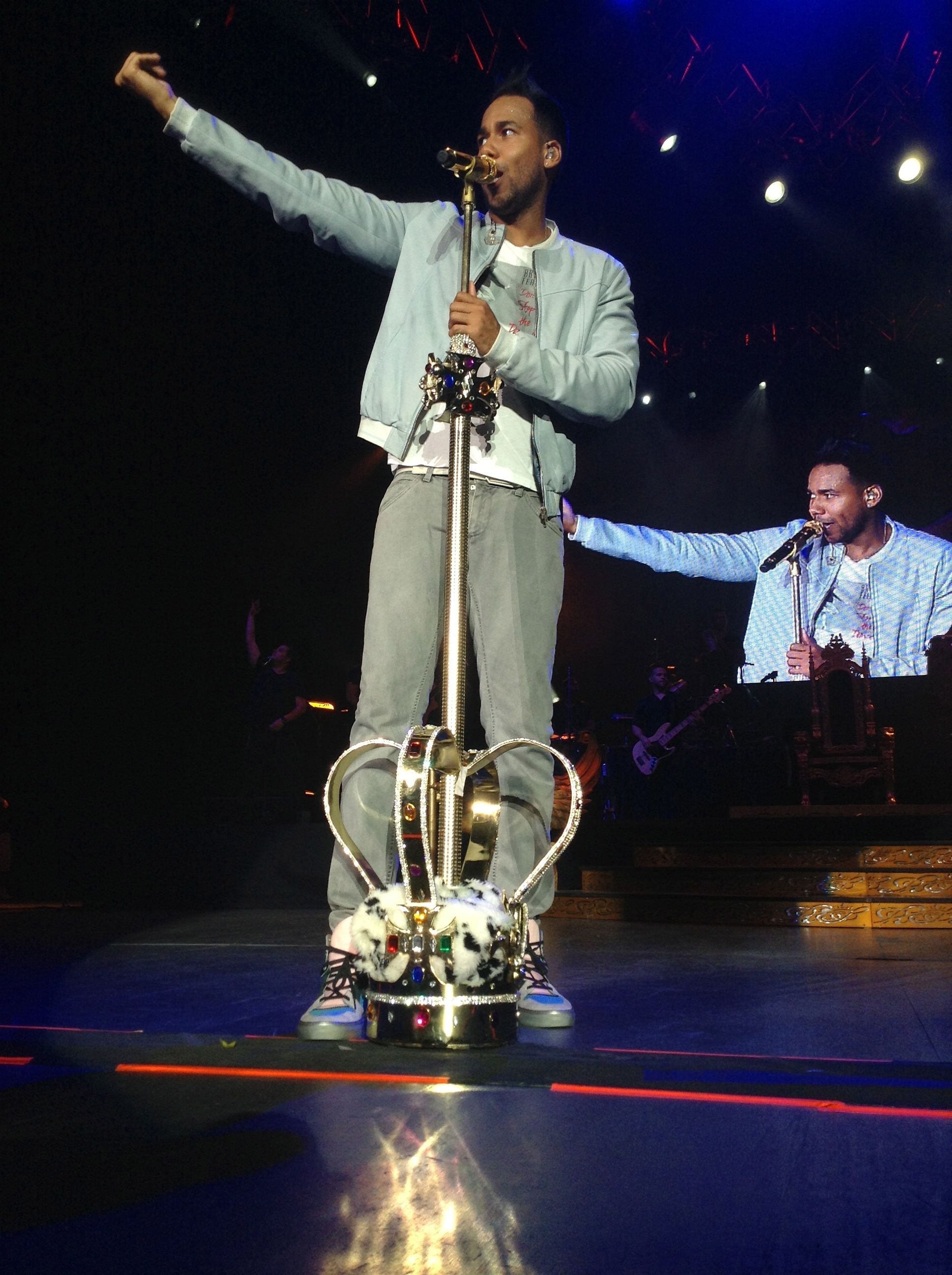 Romeo Santos, Auditorio Santos, Celeb ideas, Romeo, 1940x2600 HD Phone