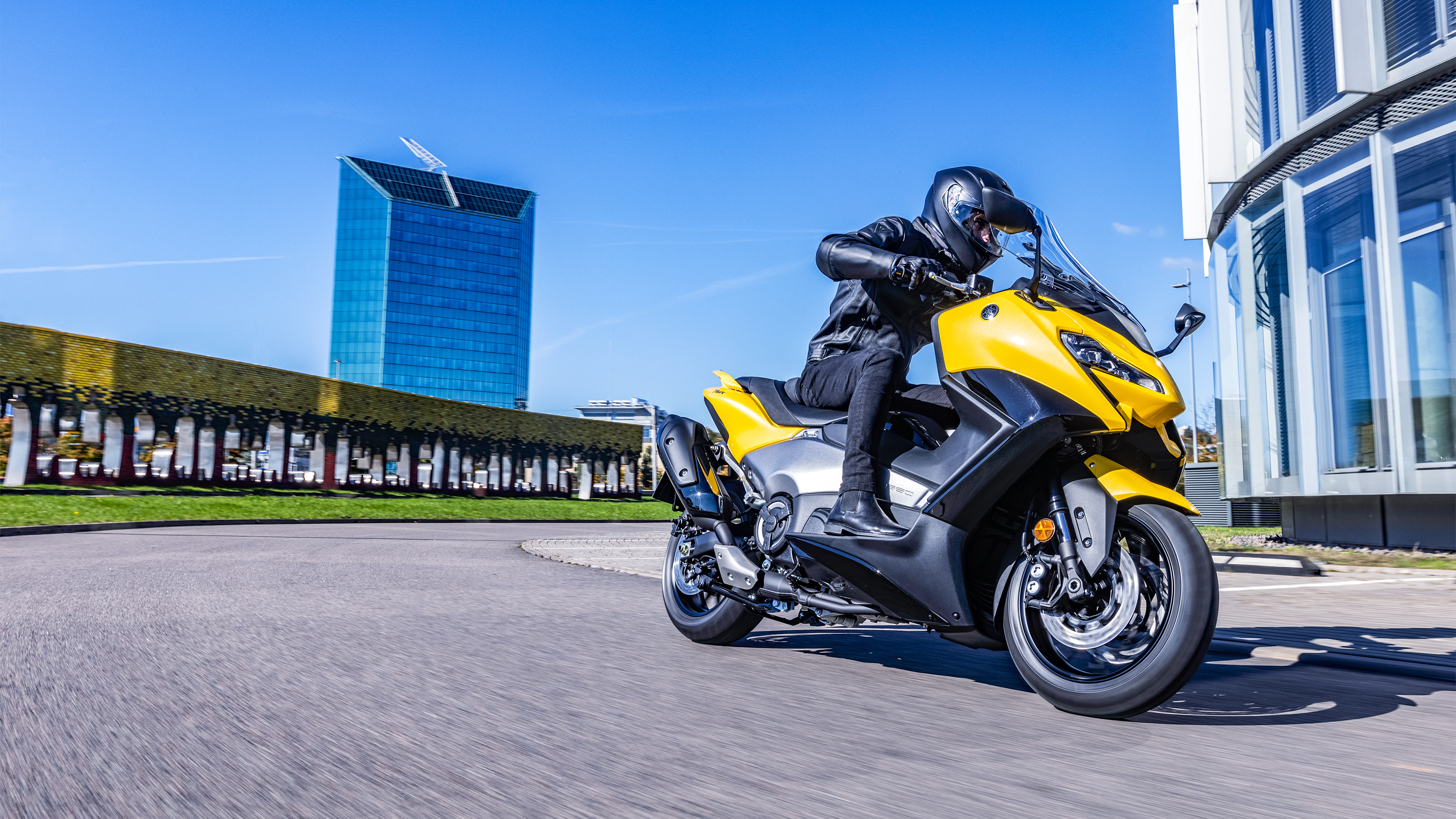 Yamaha TMAX, Cutting-edge technology, Innovative features, Built-in navigation, 3840x2160 4K Desktop