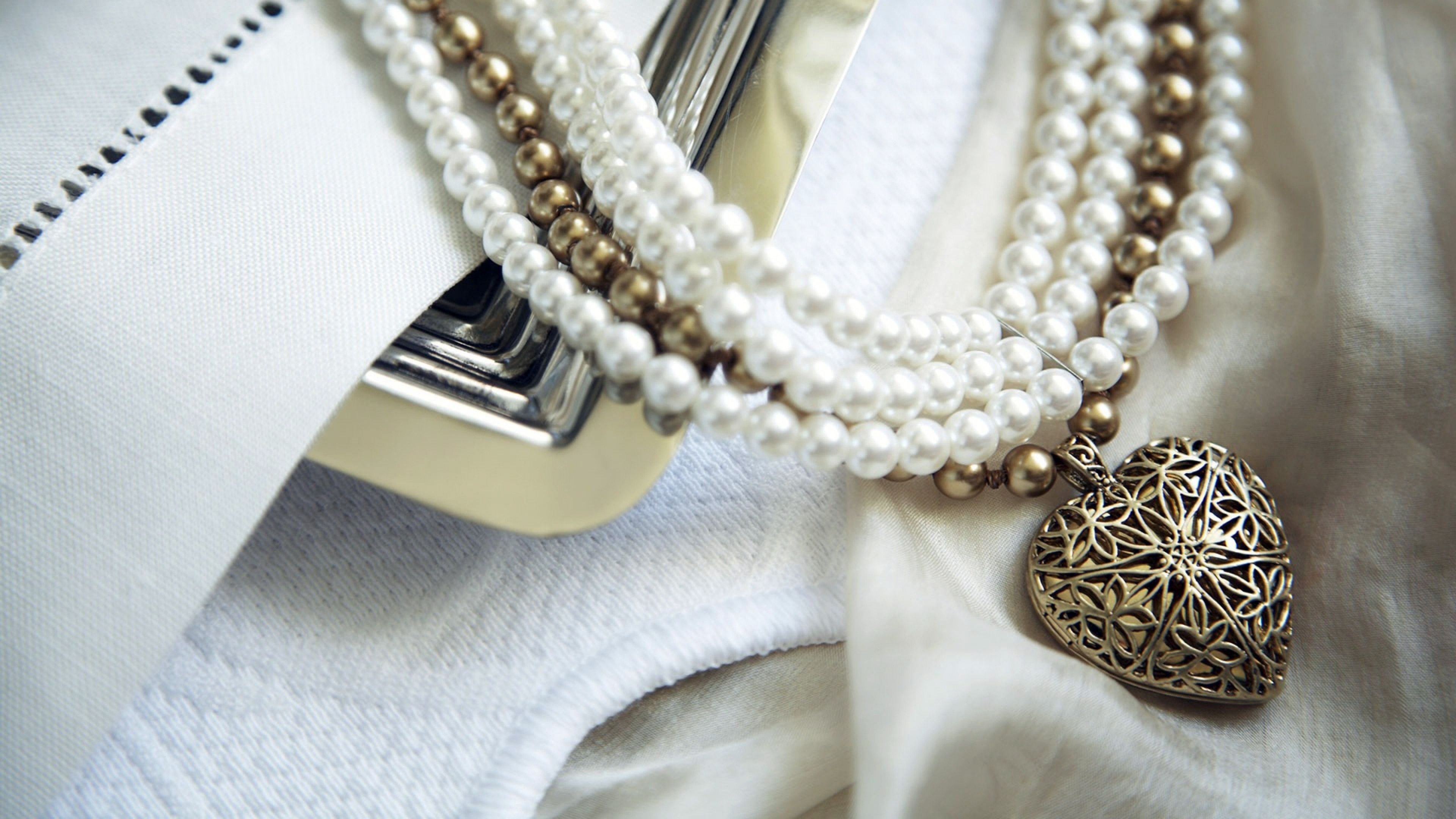 Heart and pearls, Locket Wallpaper, 3840x2160 4K Desktop