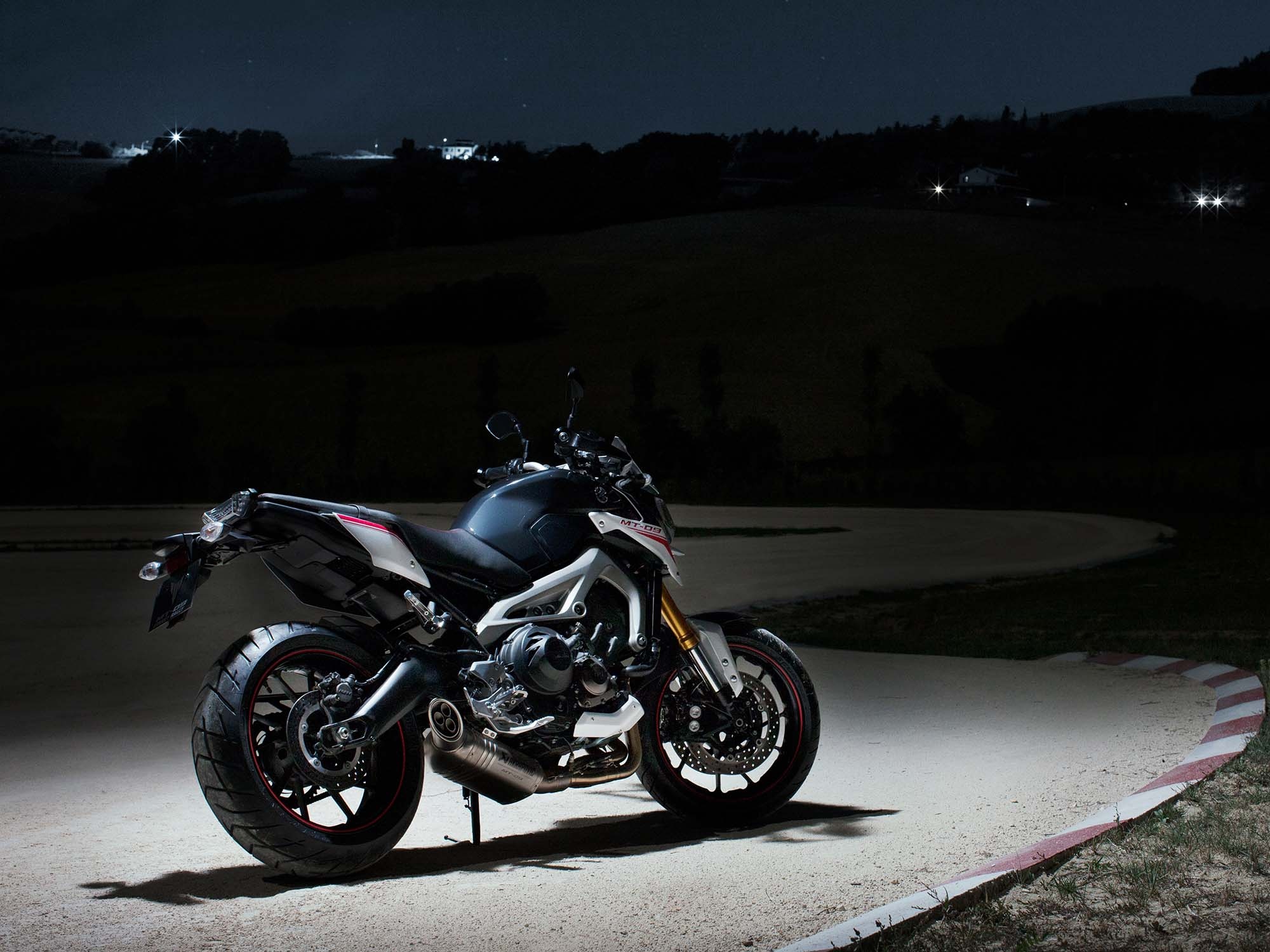 Yamaha MT-09, 2014 Yamaha MT-09 Street Rally, 2000x1500 HD Desktop